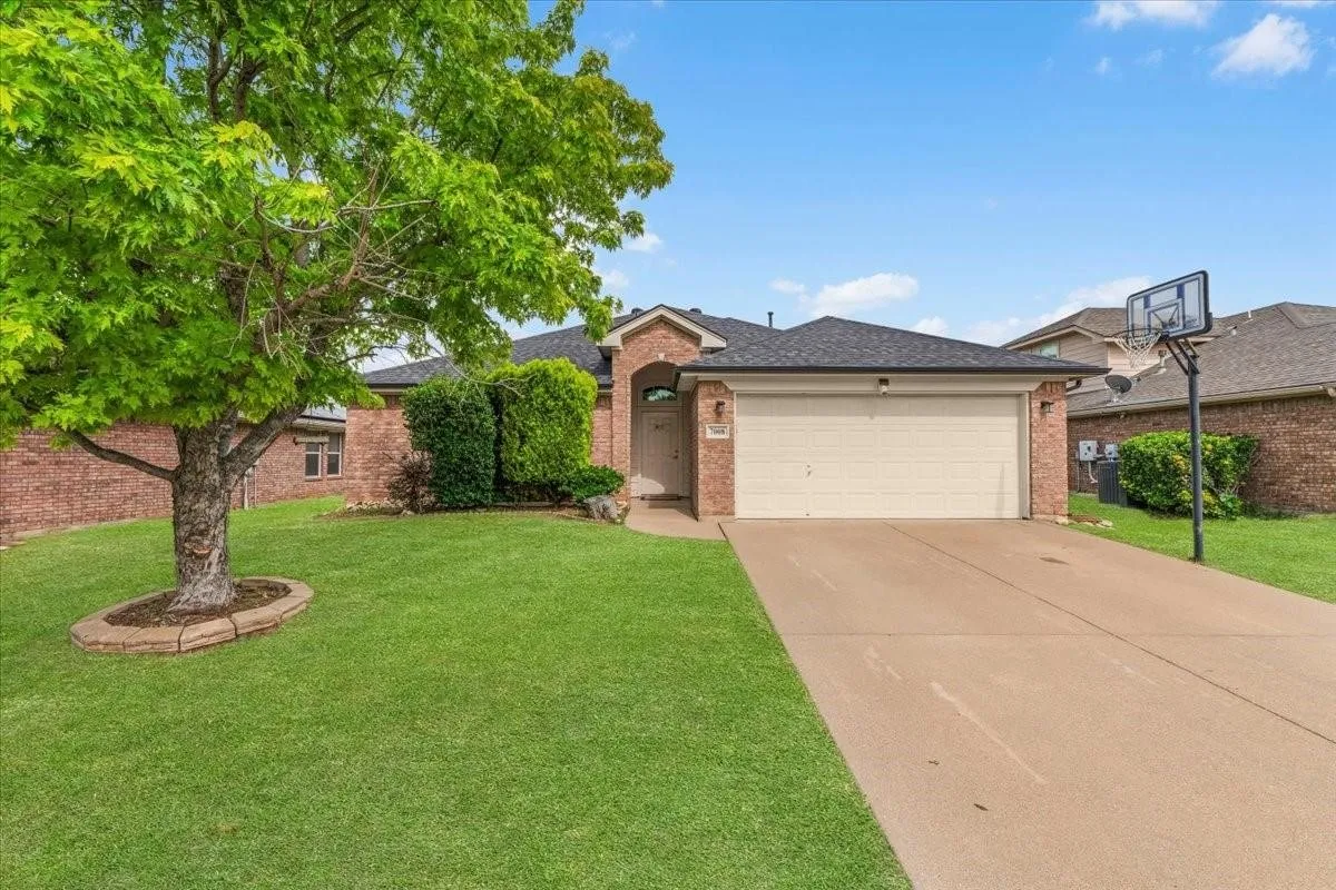 Single Family Residence For Sale in Tarrant County , 7008 Denver City Drive, Fort Worth, Texas 76179, 3 Bedroom, 2 Bathroom, 2 Garage spaces, 1,664 Sqft, built in 2002, mls#21402964, Real Estate Agent in Fort Worth, Homes For Sale in Tarrant county, Homes For Sale in Fort Worth, Realtor in Fort Worth Texas, Real Estate Brokerage Independent Realty Texas, Luminita Cordes Realtor
