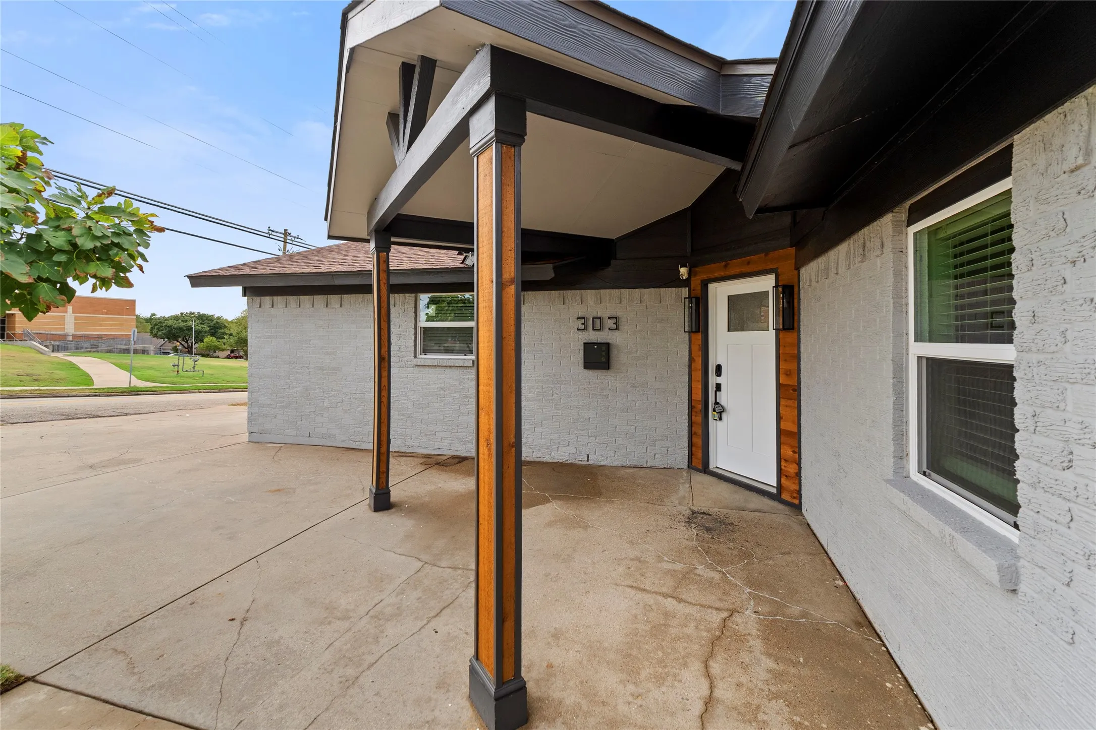 Single Family Residence For Sale in Dallas County , 303 Saffron Circle, Mesquite, Texas 75149, 3 Bedroom, 2 Bathroom, 1 Garage spaces, 1,135 Sqft, built in 1962, mls#21402151, Real Estate Agent in Mesquite, Homes For Sale in Dallas county, Homes For Sale in Mesquite, Realtor in Mesquite Texas, Real Estate Brokerage Independent Realty Texas, Luminita Cordes Realtor