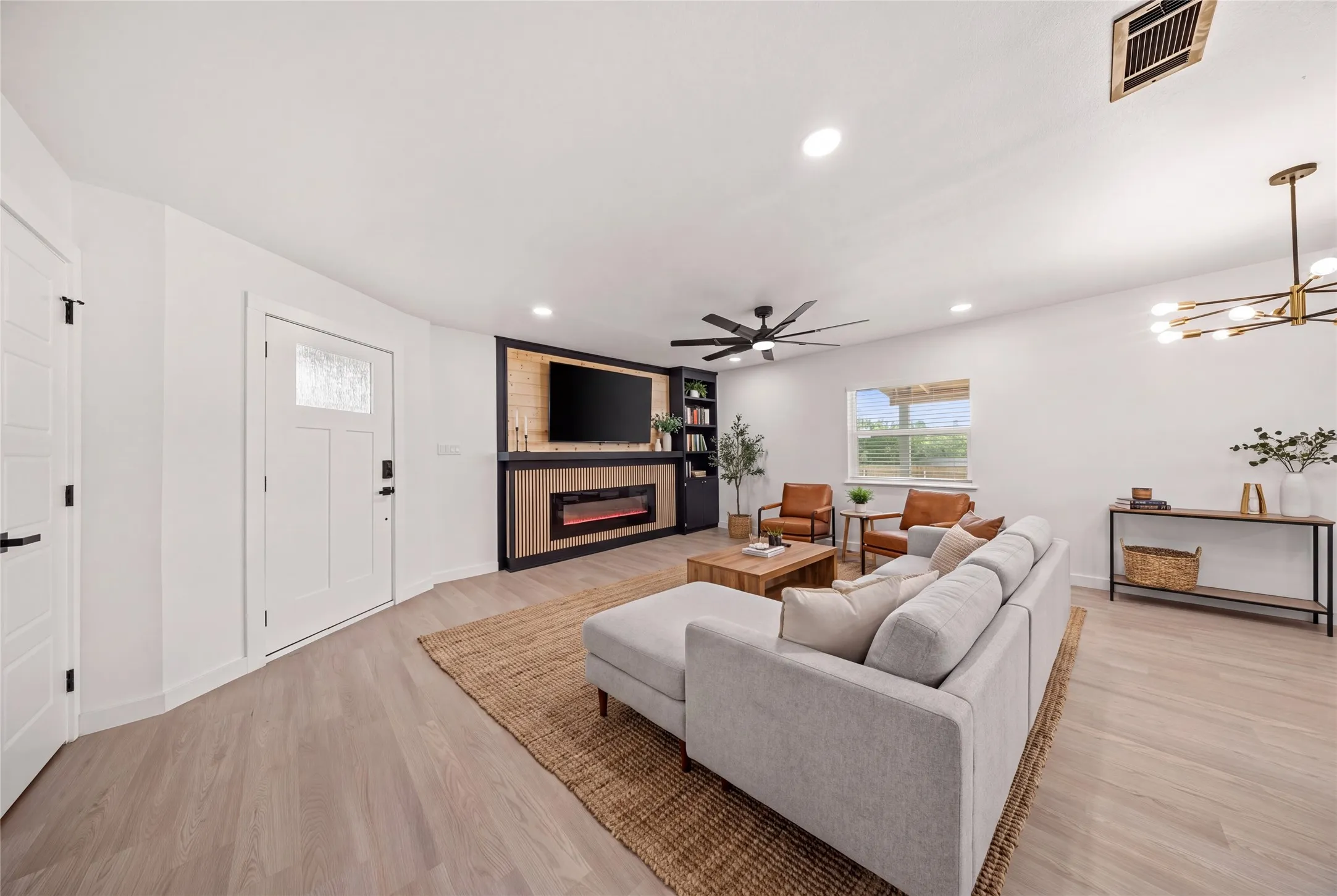 Single Family Residence For Sale in Dallas County , 303 Saffron Circle, Mesquite, Texas 75149, 3 Bedroom, 2 Bathroom, 1 Garage spaces, 1,135 Sqft, built in 1962, mls#21402151, Real Estate Agent in Mesquite, Homes For Sale in Dallas county, Homes For Sale in Mesquite, Realtor in Mesquite Texas, Real Estate Brokerage Independent Realty Texas, Luminita Cordes Realtor