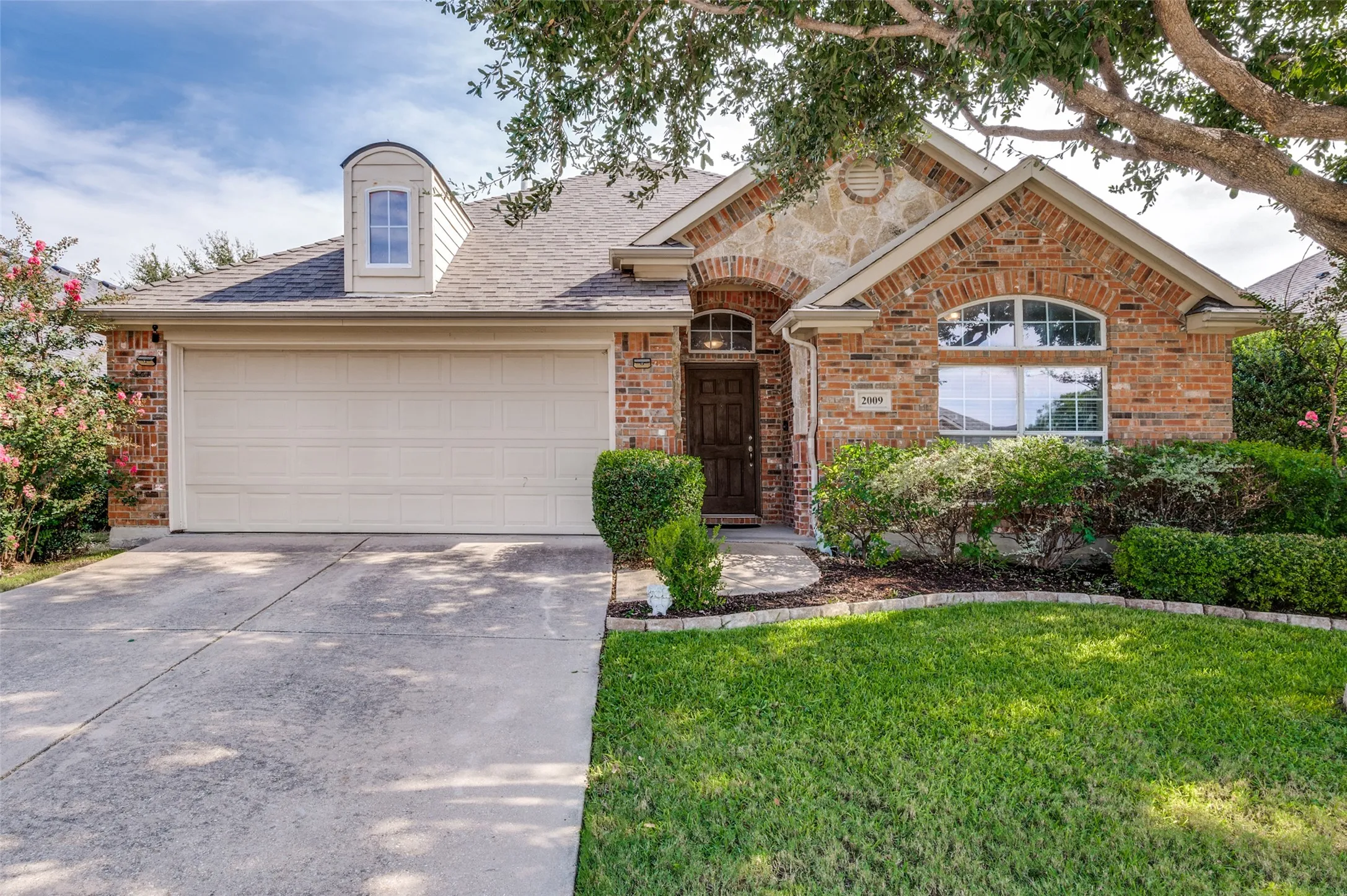 Single Family Residence For Sale in Denton County , 2009 Michelle Creek Drive, Little Elm, Texas 75068, 4 Bedroom, 3 Bathroom, 2 Garage spaces, 2,736 Sqft, built in 2006, mls#21379868, Real Estate Agent in Little Elm, Homes For Sale in Denton county, Homes For Sale in Little Elm, Realtor in Little Elm Texas, Real Estate Brokerage Independent Realty Texas, Luminita Cordes Realtor
