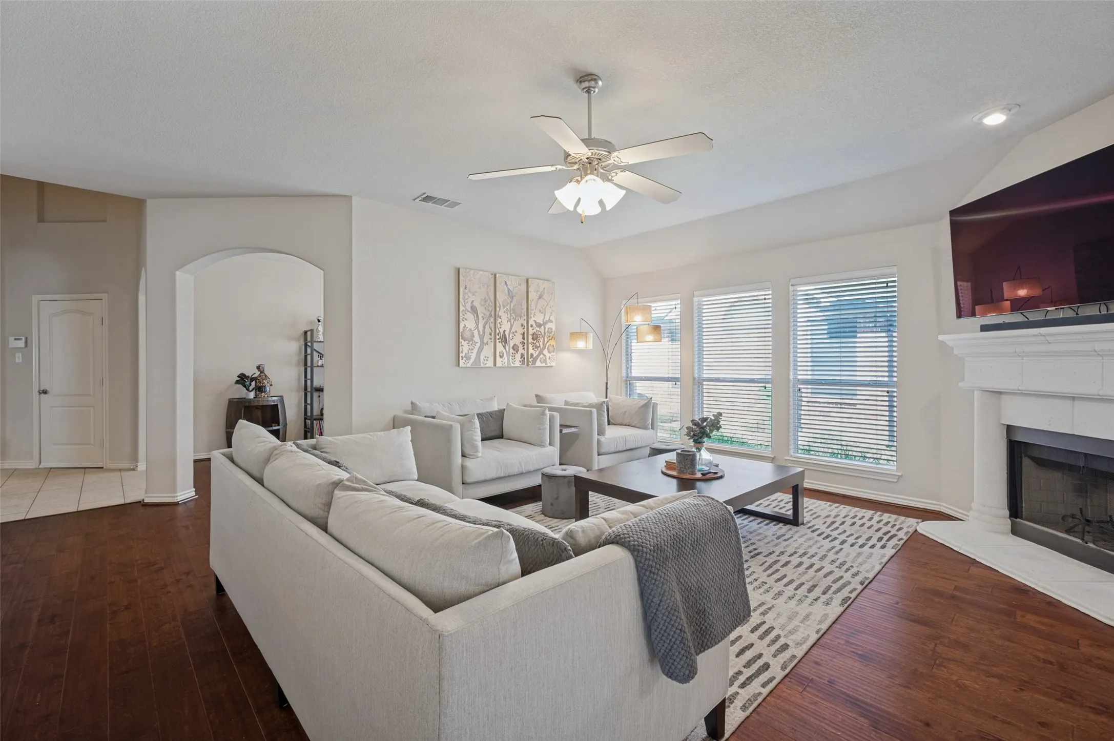Gas fireplace and room for you design how you wish. Wide walk way straight from front door trough the home.