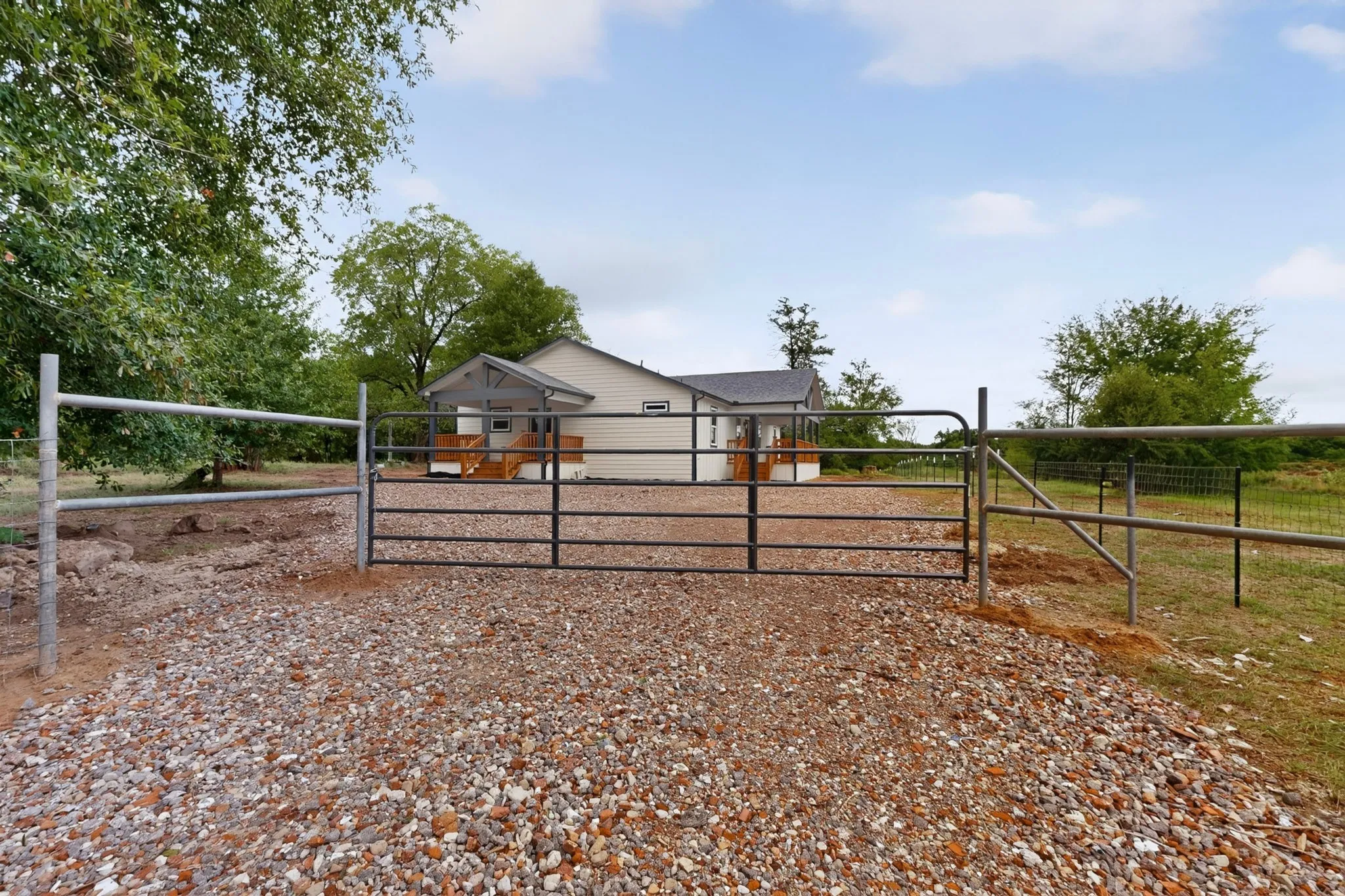 Single Family Residence For Sale in Hopkins County , 573 County Road 1116, Sulphur Springs, Texas 75433, 5 Bedroom, 3 Bathroom, Garage spaces, 2,200 Sqft, built in 1940, mls#21399444, Real Estate Agent in Sulphur Springs, Homes For Sale in Hopkins county, Homes For Sale in Sulphur Springs, Realtor in Sulphur Springs Texas, Real Estate Brokerage Independent Realty Texas, Luminita Cordes Realtor