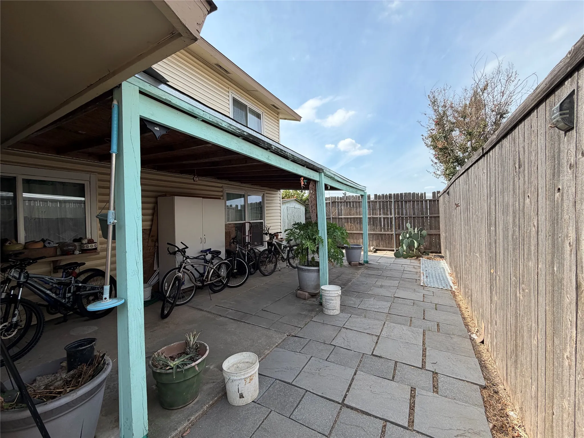 Townhouse For Sale in Dallas County , 737 Ticonderoga Drive, Garland, Texas 75043, 4 Bedroom, 2 Bathroom, Garage spaces, 1,572 Sqft, built in 1973, mls#21402996, Real Estate Agent in Garland, Homes For Sale in Dallas county, Homes For Sale in Garland, Realtor in Garland Texas, Real Estate Brokerage Independent Realty Texas, Luminita Cordes Realtor