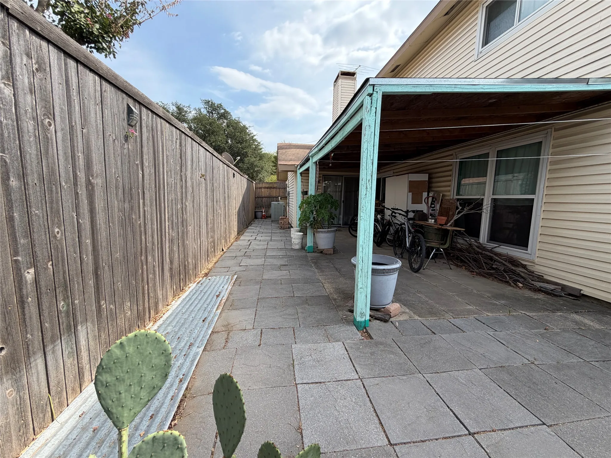 Townhouse For Sale in Dallas County , 737 Ticonderoga Drive, Garland, Texas 75043, 4 Bedroom, 2 Bathroom, Garage spaces, 1,572 Sqft, built in 1973, mls#21402996, Real Estate Agent in Garland, Homes For Sale in Dallas county, Homes For Sale in Garland, Realtor in Garland Texas, Real Estate Brokerage Independent Realty Texas, Luminita Cordes Realtor