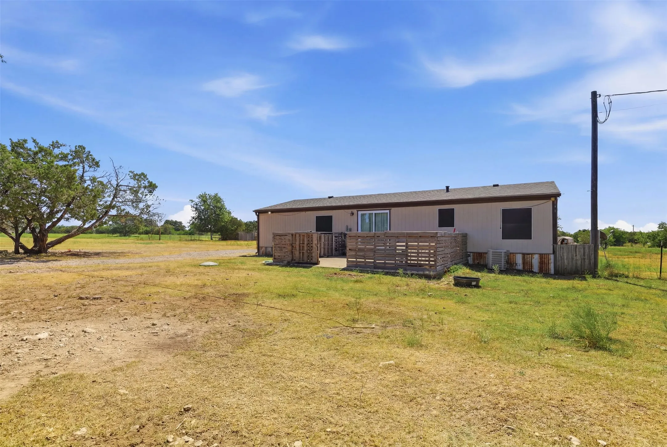 Manufactured Home For Rent in Johnson County , 9132 Windmill Court W, Cleburne, Texas 76033, 4 Bedroom, 2 Bathroom, Garage spaces, 1,568 Sqft, built in 2002, mls#21402997, Real Estate Agent in Cleburne, Homes For Rent in Johnson county, Homes For Rent in Cleburne, Realtor in Cleburne Texas, Real Estate Brokerage Independent Realty Texas, Luminita Cordes Realtor