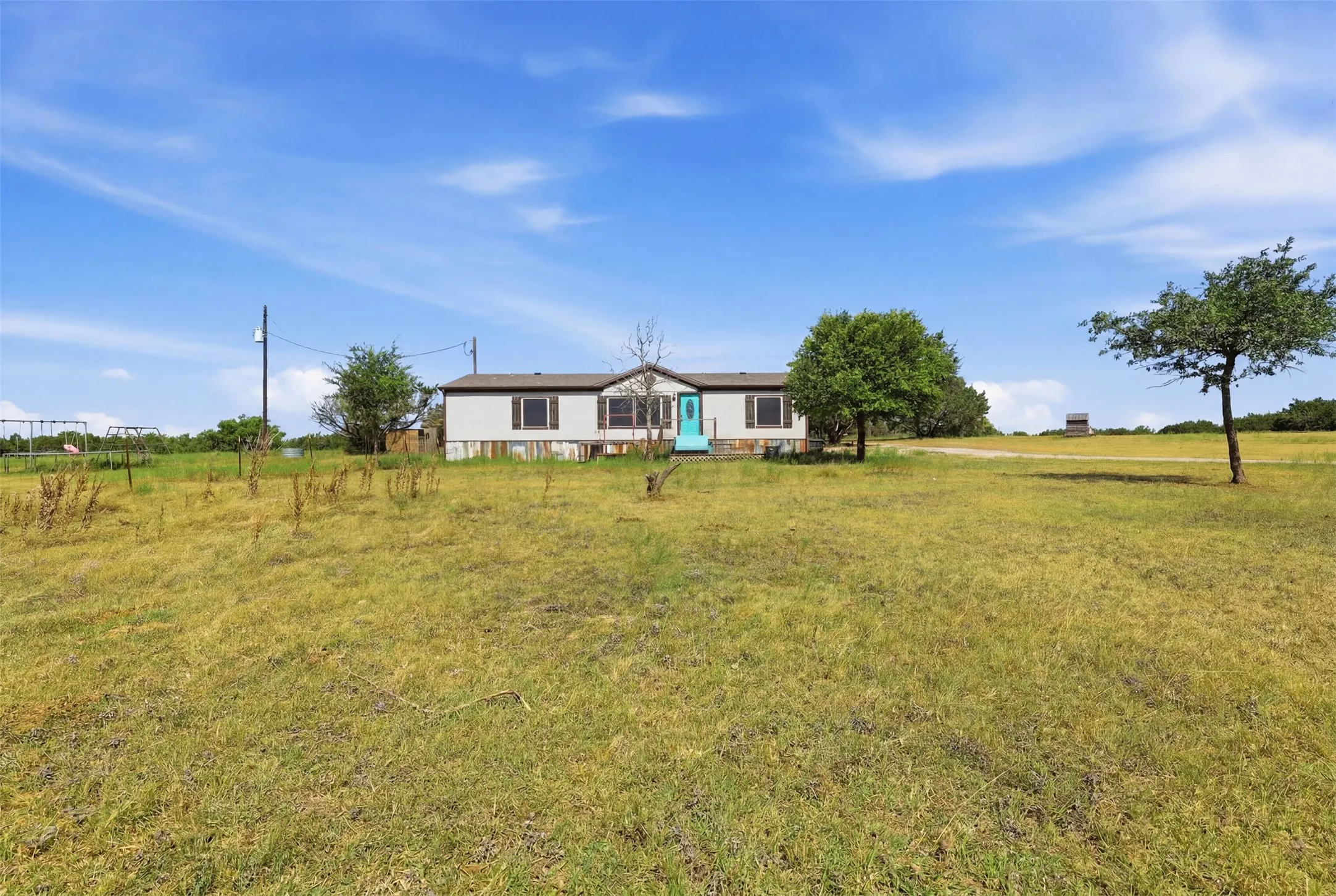Manufactured Home For Rent in Johnson County , 9132 Windmill Court W, Cleburne, Texas 76033, 4 Bedroom, 2 Bathroom, Garage spaces, 1,568 Sqft, built in 2002, mls#21402997, Real Estate Agent in Cleburne, Homes For Rent in Johnson county, Homes For Rent in Cleburne, Realtor in Cleburne Texas, Real Estate Brokerage Independent Realty Texas, Luminita Cordes Realtor