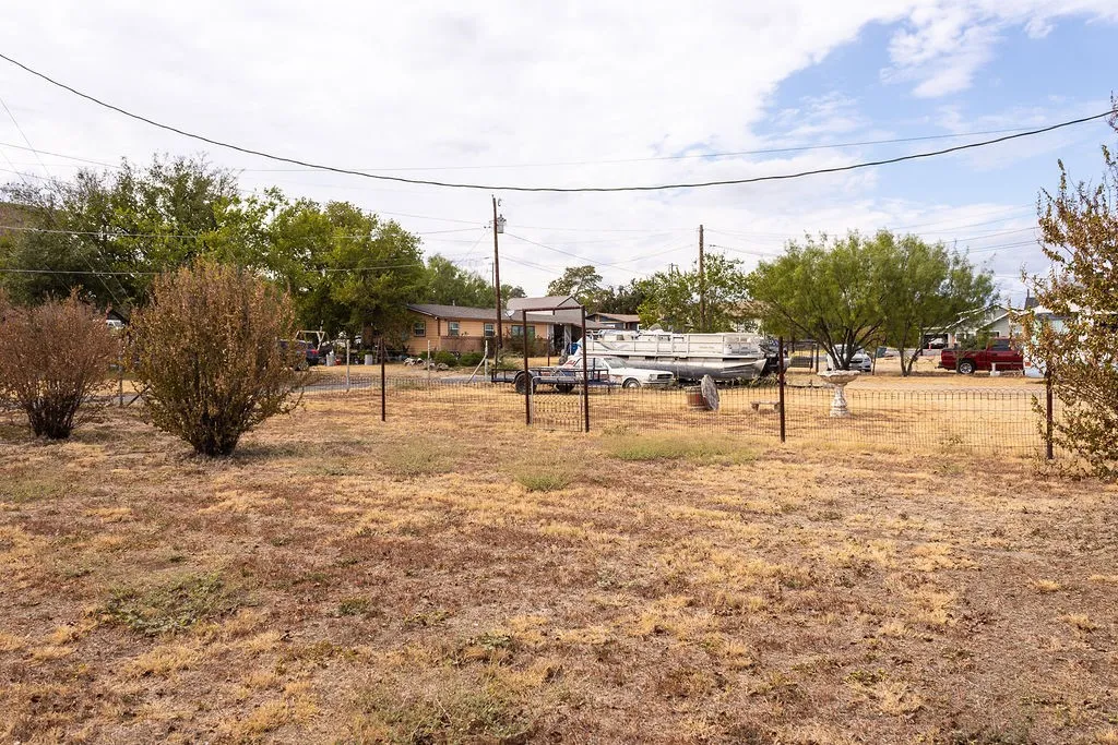 Single Family Residence For Sale in Stephens County , 312 W Lindsey Street, Breckenridge, Texas 76424, 3 Bedroom, 2 Bathroom, 2 Garage spaces, 1,216 Sqft, built in 1935, mls#21402999, Real Estate Agent in Breckenridge, Homes For Sale in Stephens county, Homes For Sale in Breckenridge, Realtor in Breckenridge Texas, Real Estate Brokerage Independent Realty Texas, Luminita Cordes Realtor