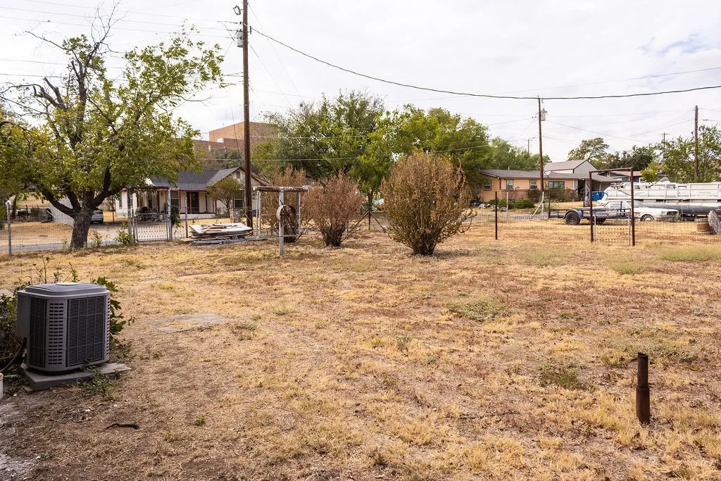 Single Family Residence For Sale in Stephens County , 312 W Lindsey Street, Breckenridge, Texas 76424, 3 Bedroom, 2 Bathroom, 2 Garage spaces, 1,216 Sqft, built in 1935, mls#21402999, Real Estate Agent in Breckenridge, Homes For Sale in Stephens county, Homes For Sale in Breckenridge, Realtor in Breckenridge Texas, Real Estate Brokerage Independent Realty Texas, Luminita Cordes Realtor