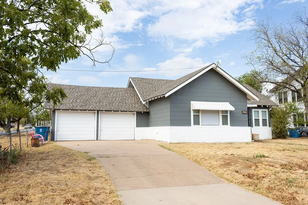 Single Family Residence For Sale in Stephens County , 312 W Lindsey Street, Breckenridge, Texas 76424, 3 Bedroom, 2 Bathroom, 2 Garage spaces, 1,216 Sqft, built in 1935, mls#21402999, Real Estate Agent in Breckenridge, Homes For Sale in Stephens county, Homes For Sale in Breckenridge, Realtor in Breckenridge Texas, Real Estate Brokerage Independent Realty Texas, Luminita Cordes Realtor