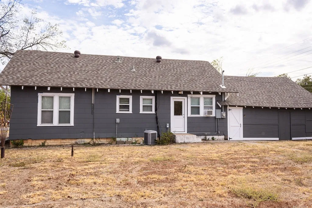 Single Family Residence For Sale in Stephens County , 312 W Lindsey Street, Breckenridge, Texas 76424, 3 Bedroom, 2 Bathroom, 2 Garage spaces, 1,216 Sqft, built in 1935, mls#21402999, Real Estate Agent in Breckenridge, Homes For Sale in Stephens county, Homes For Sale in Breckenridge, Realtor in Breckenridge Texas, Real Estate Brokerage Independent Realty Texas, Luminita Cordes Realtor