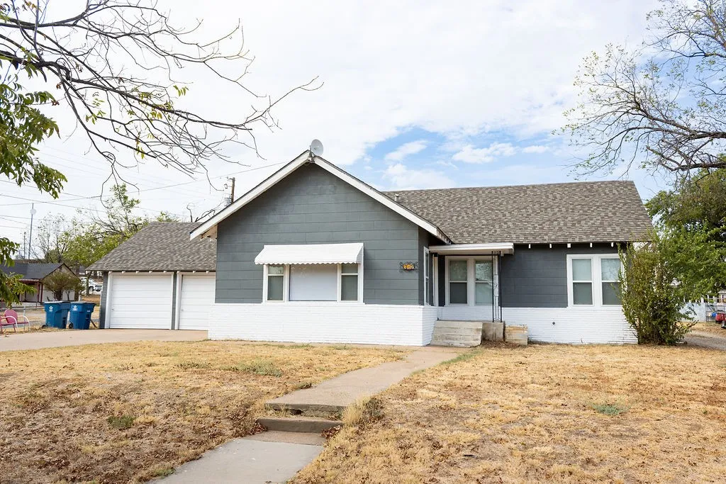Single Family Residence For Sale in Stephens County , 312 W Lindsey Street, Breckenridge, Texas 76424, 3 Bedroom, 2 Bathroom, 2 Garage spaces, 1,216 Sqft, built in 1935, mls#21402999, Real Estate Agent in Breckenridge, Homes For Sale in Stephens county, Homes For Sale in Breckenridge, Realtor in Breckenridge Texas, Real Estate Brokerage Independent Realty Texas, Luminita Cordes Realtor