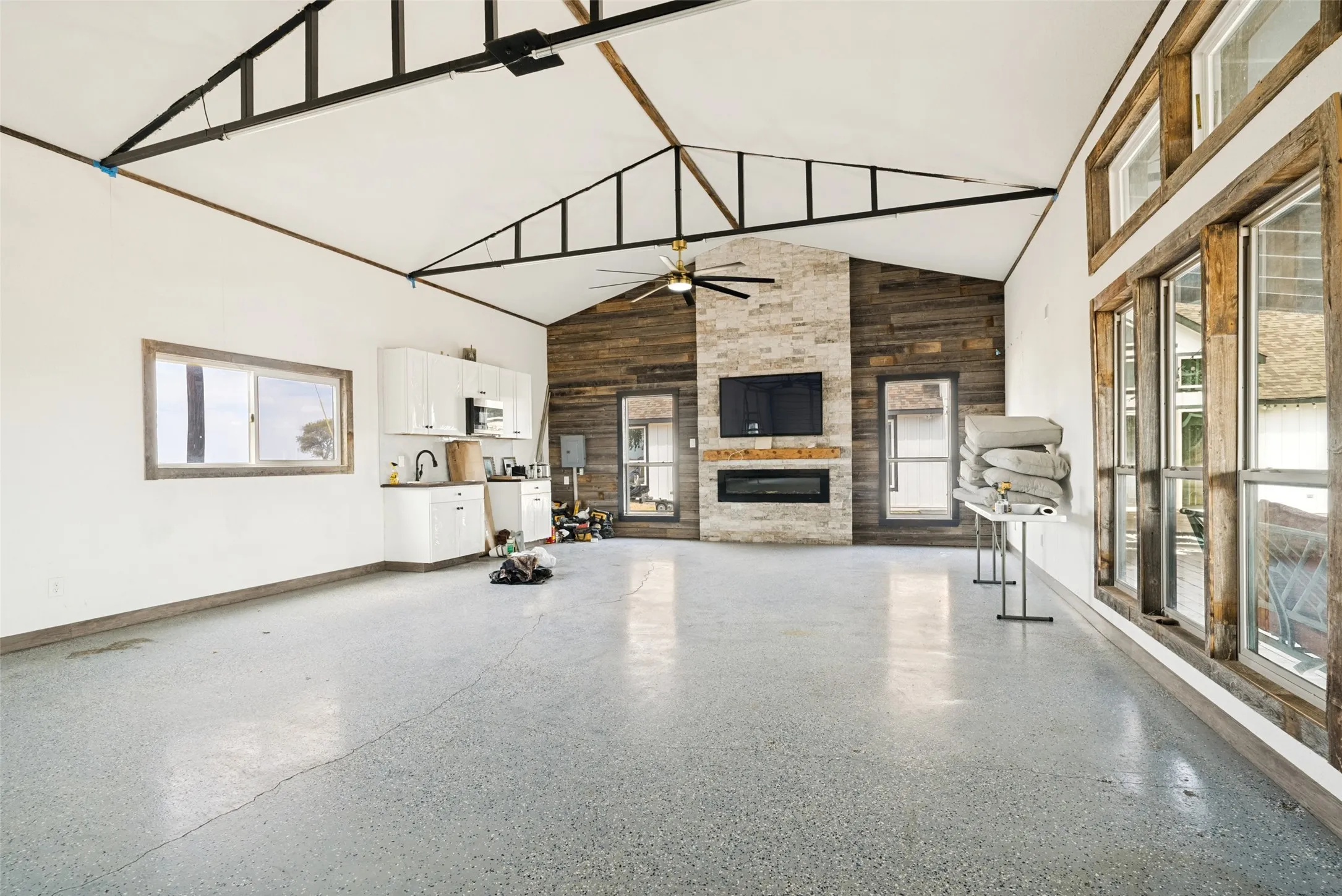 Single Family Residence For Sale in Johnson County , 7617 Sky Road, Godley, Texas 76044, 7 Bedroom, 7 Bathroom, 4 Garage spaces, 7,471 Sqft, built in 1980, mls#21402992, Real Estate Agent in Godley, Homes For Sale in Johnson county, Homes For Sale in Godley, Realtor in Godley Texas, Real Estate Brokerage Independent Realty Texas, Luminita Cordes Realtor