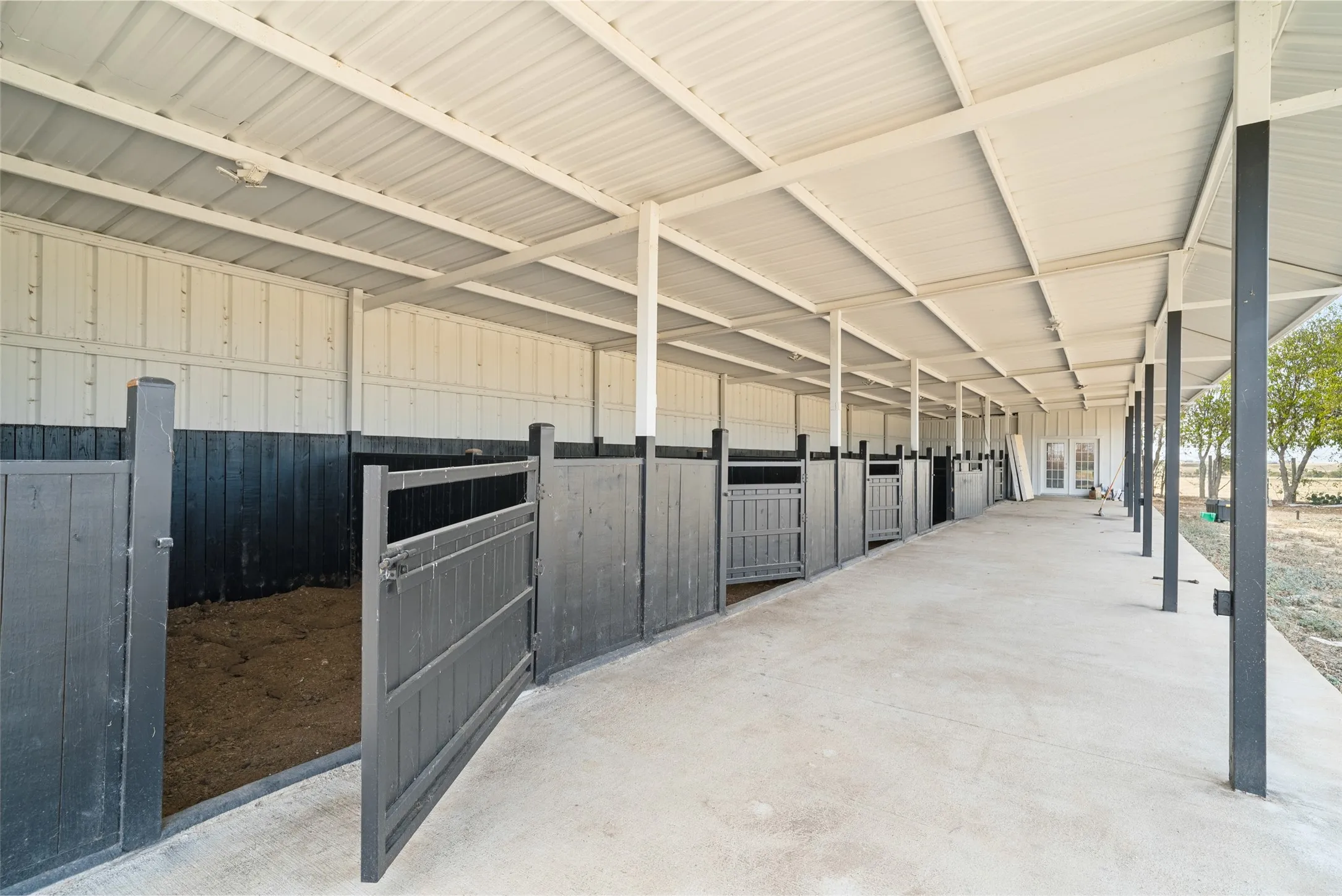 Single Family Residence For Sale in Johnson County , 7617 Sky Road, Godley, Texas 76044, 7 Bedroom, 7 Bathroom, 4 Garage spaces, 7,471 Sqft, built in 1980, mls#21402992, Real Estate Agent in Godley, Homes For Sale in Johnson county, Homes For Sale in Godley, Realtor in Godley Texas, Real Estate Brokerage Independent Realty Texas, Luminita Cordes Realtor
