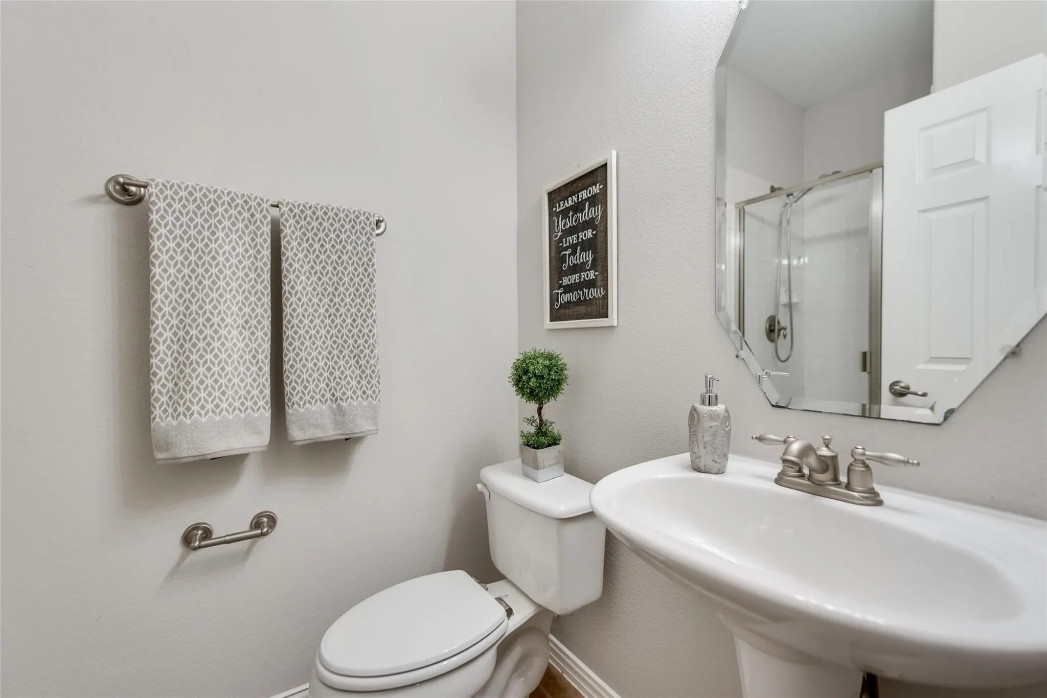 Single Family Residence For Rent in Collin County , 9740 Ellery Avenue, Plano, Texas 75025, 4 Bedroom, 3 Bathroom, 2 Garage spaces, 2,601 Sqft, built in 2006, mls#21402971, Real Estate Agent in Plano, Homes For Rent in Collin county, Homes For Rent in Plano, Realtor in Plano Texas, Real Estate Brokerage Independent Realty Texas, Luminita Cordes Realtor