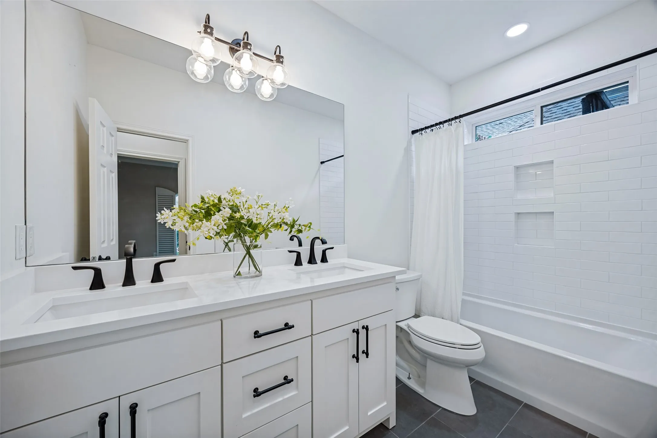 Full Bathroom servicing two bedrooms