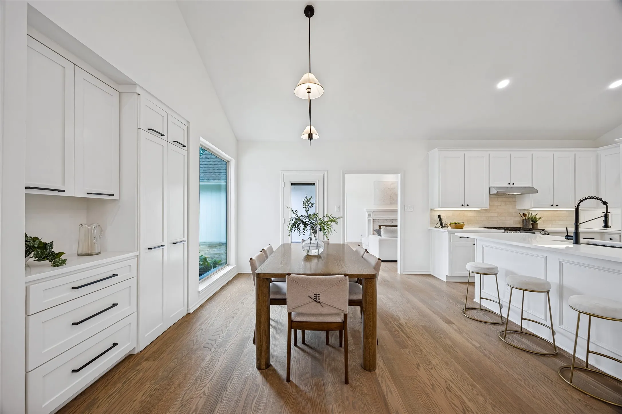 Breakfast table area