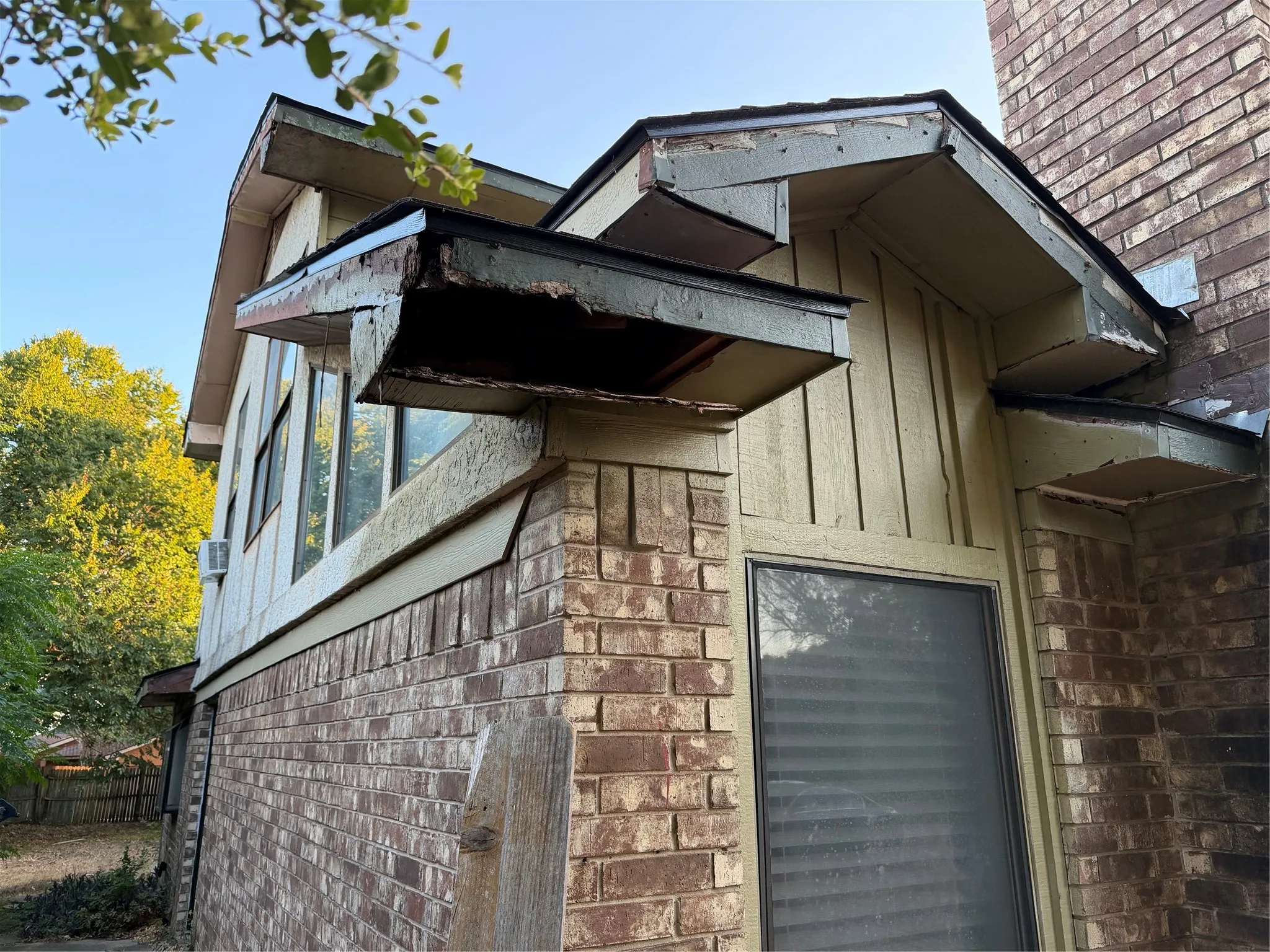 Single Family Residence For Sale in Dallas County , 1110 Sandalwood Lane, De Soto, Texas 75115, 3 Bedroom, 3 Bathroom, 2 Garage spaces, 1,572 Sqft, built in 1984, mls#21403017, Real Estate Agent in De Soto, Homes For Sale in Dallas county, Homes For Sale in De Soto, Realtor in De Soto Texas, Real Estate Brokerage Independent Realty Texas, Luminita Cordes Realtor