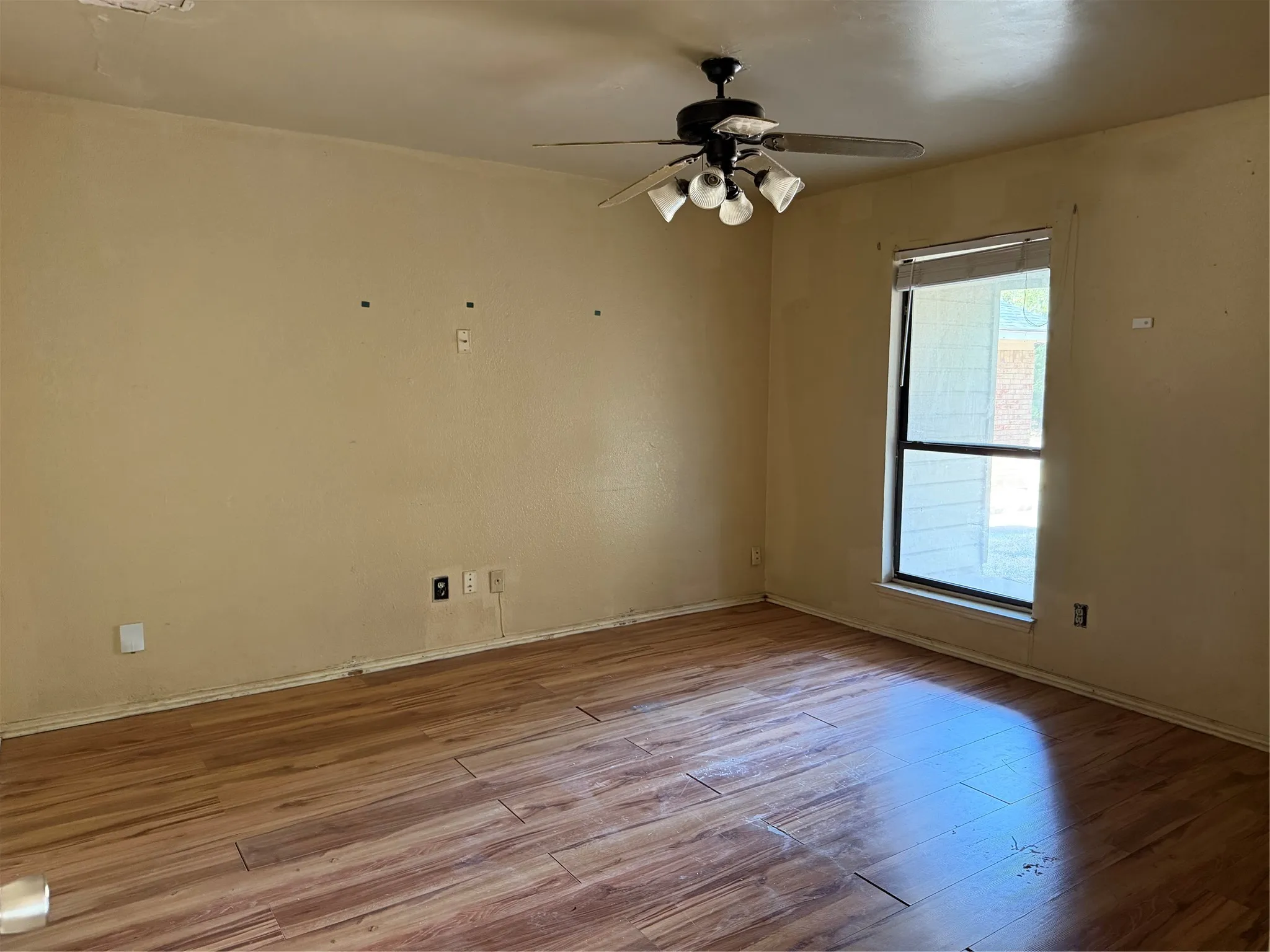Single Family Residence For Sale in Dallas County , 1110 Sandalwood Lane, De Soto, Texas 75115, 3 Bedroom, 3 Bathroom, 2 Garage spaces, 1,572 Sqft, built in 1984, mls#21403017, Real Estate Agent in De Soto, Homes For Sale in Dallas county, Homes For Sale in De Soto, Realtor in De Soto Texas, Real Estate Brokerage Independent Realty Texas, Luminita Cordes Realtor