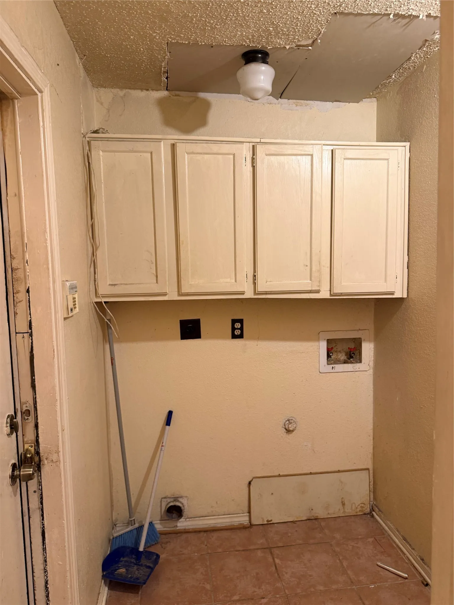 Single Family Residence For Sale in Dallas County , 1110 Sandalwood Lane, De Soto, Texas 75115, 3 Bedroom, 3 Bathroom, 2 Garage spaces, 1,572 Sqft, built in 1984, mls#21403017, Real Estate Agent in De Soto, Homes For Sale in Dallas county, Homes For Sale in De Soto, Realtor in De Soto Texas, Real Estate Brokerage Independent Realty Texas, Luminita Cordes Realtor