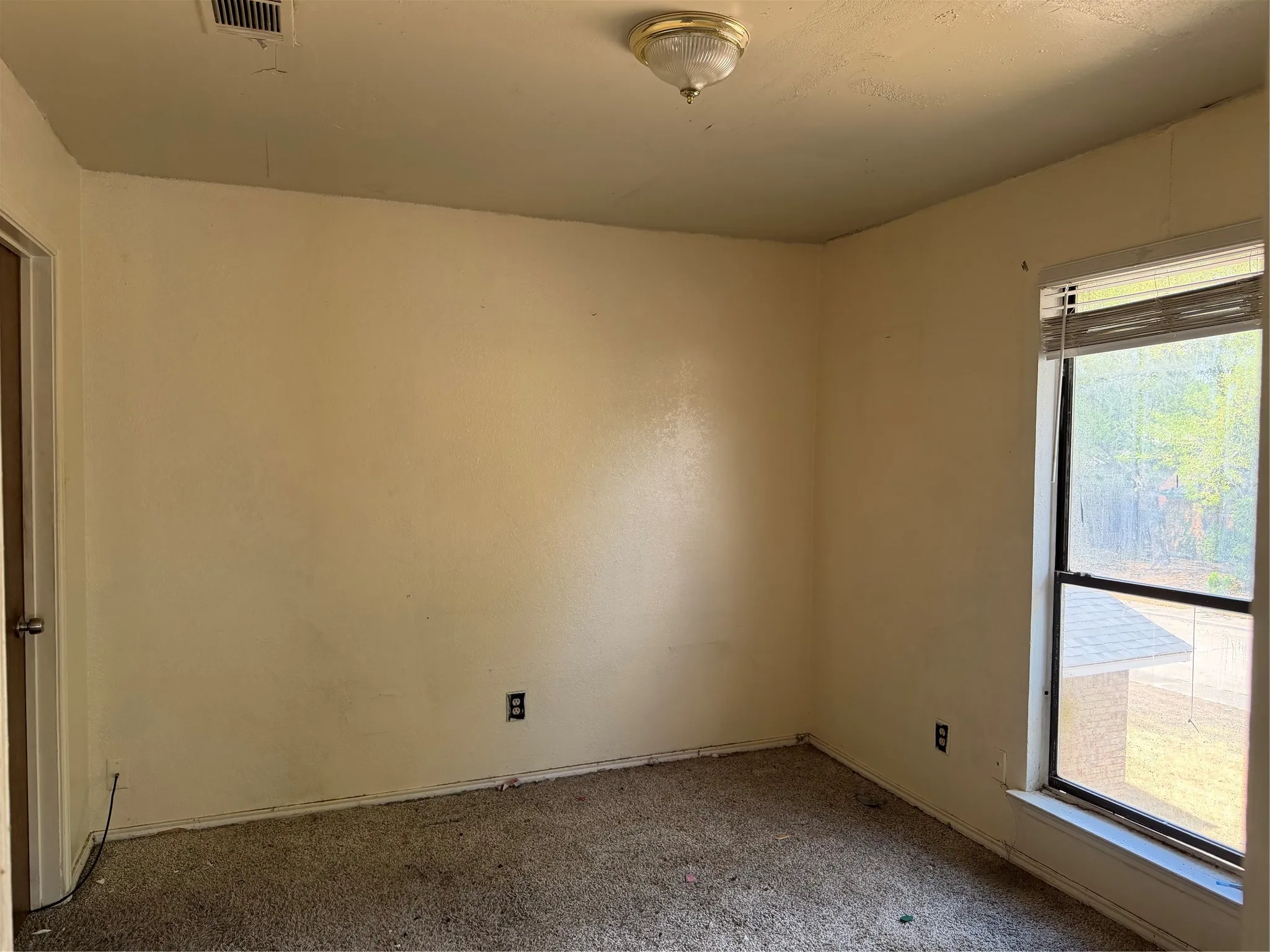 Single Family Residence For Sale in Dallas County , 1110 Sandalwood Lane, De Soto, Texas 75115, 3 Bedroom, 3 Bathroom, 2 Garage spaces, 1,572 Sqft, built in 1984, mls#21403017, Real Estate Agent in De Soto, Homes For Sale in Dallas county, Homes For Sale in De Soto, Realtor in De Soto Texas, Real Estate Brokerage Independent Realty Texas, Luminita Cordes Realtor