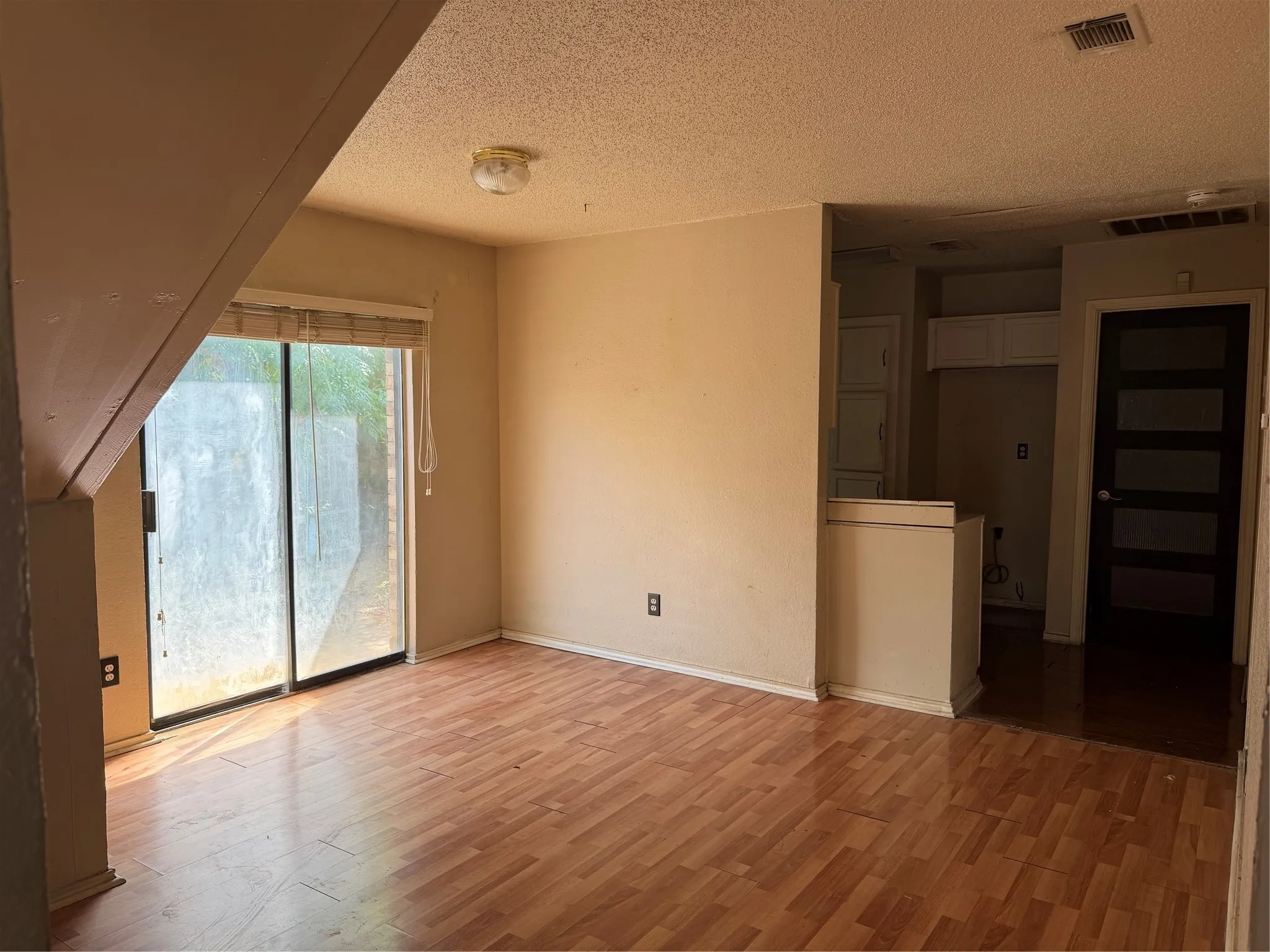 Single Family Residence For Sale in Dallas County , 1110 Sandalwood Lane, De Soto, Texas 75115, 3 Bedroom, 3 Bathroom, 2 Garage spaces, 1,572 Sqft, built in 1984, mls#21403017, Real Estate Agent in De Soto, Homes For Sale in Dallas county, Homes For Sale in De Soto, Realtor in De Soto Texas, Real Estate Brokerage Independent Realty Texas, Luminita Cordes Realtor