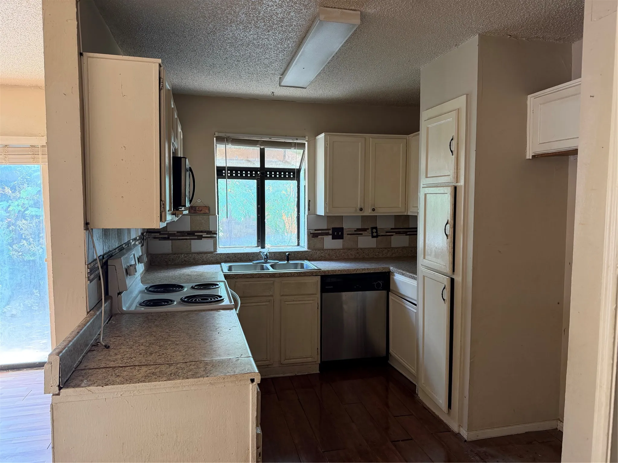 Single Family Residence For Sale in Dallas County , 1110 Sandalwood Lane, De Soto, Texas 75115, 3 Bedroom, 3 Bathroom, 2 Garage spaces, 1,572 Sqft, built in 1984, mls#21403017, Real Estate Agent in De Soto, Homes For Sale in Dallas county, Homes For Sale in De Soto, Realtor in De Soto Texas, Real Estate Brokerage Independent Realty Texas, Luminita Cordes Realtor
