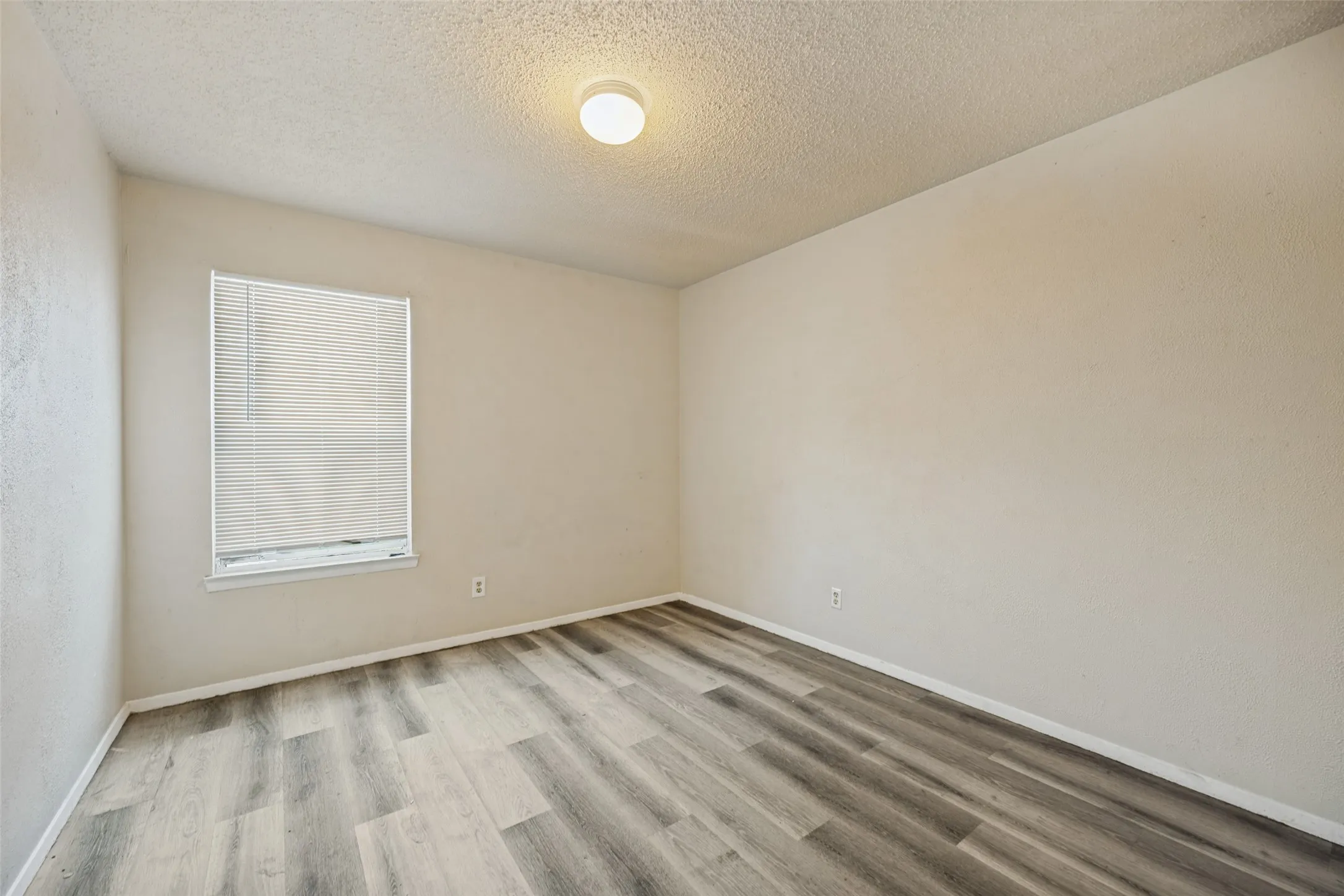 Recessed window with blinds