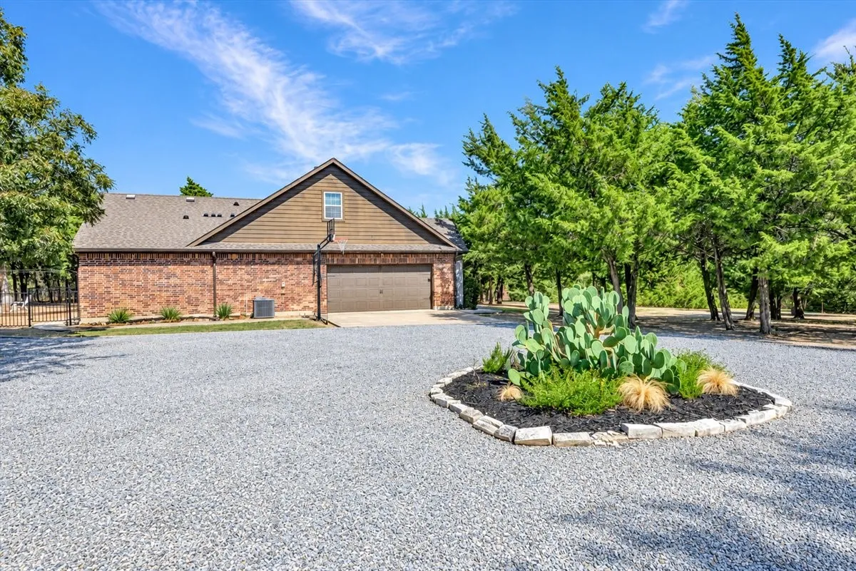 Driveway with circular parking