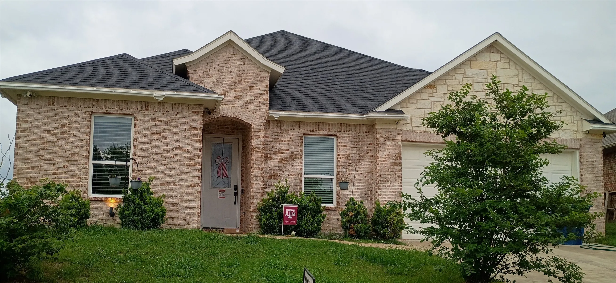 Single Family Residence For Sale in Ellis County , 2806 Hackberry Drive, Ennis, Texas 75119, 4 Bedroom, 4 Bathroom, 2 Garage spaces, 2,309 Sqft, built in 2021, mls#21402935, Real Estate Agent in Ennis, Homes For Sale in Ellis county, Homes For Sale in Ennis, Realtor in Ennis Texas, Real Estate Brokerage Independent Realty Texas, Luminita Cordes Realtor
