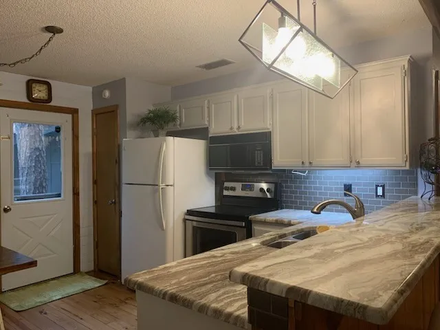 Single Family Residence For Sale in Wood County , 1042 Winding Trail, Holly Lake Ranch, Texas 75765, 2 Bedroom, 2 Bathroom, Garage spaces, 902 Sqft, built in 2005, mls#21402370, Real Estate Agent in Holly Lake Ranch, Homes For Sale in Wood county, Homes For Sale in Holly Lake Ranch, Realtor in Holly Lake Ranch Texas, Real Estate Brokerage Independent Realty Texas, Luminita Cordes Realtor
