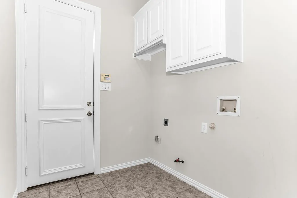 Single Family Residence For Sale in Dallas County , 3351 Garrett Drive, Irving, Texas 75062, 4 Bedroom, 4 Bathroom, 2 Garage spaces, 3,401 Sqft, built in 2003, mls#21402850, Real Estate Agent in Irving, Homes For Sale in Dallas county, Homes For Sale in Irving, Realtor in Irving Texas, Real Estate Brokerage Independent Realty Texas, Luminita Cordes Realtor
