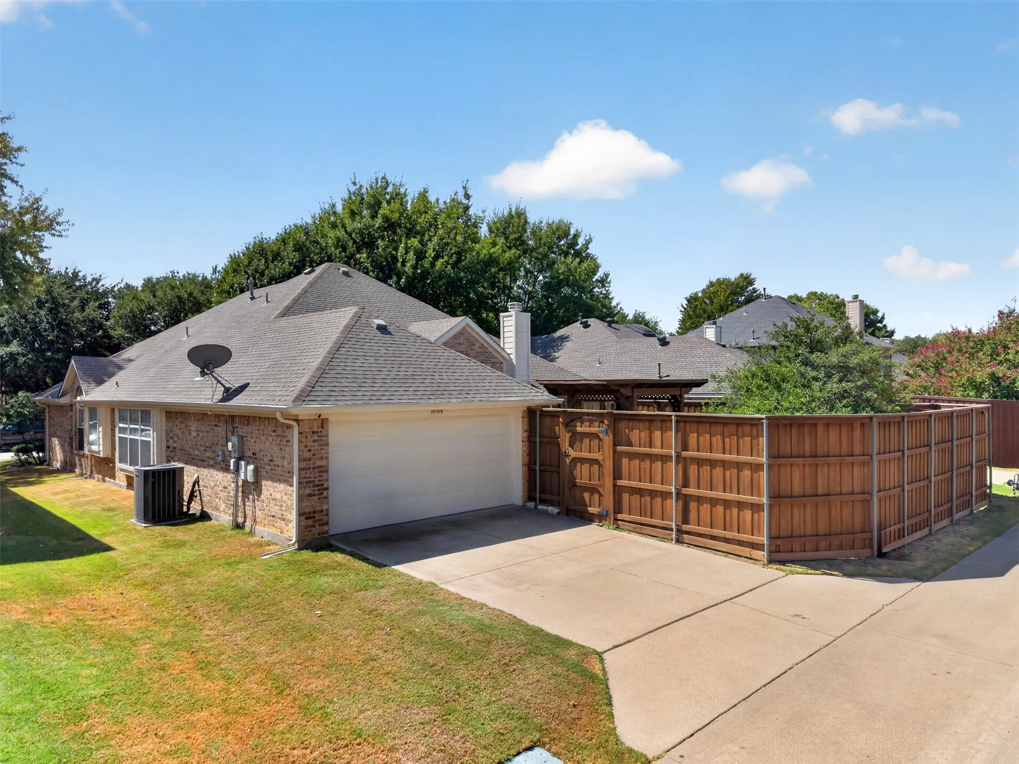 Single Family Residence For Rent in Collin County , 10908 Shadow Brook Lane, Frisco, Texas 75035, 4 Bedroom, 2 Bathroom, 2 Garage spaces, 2,127 Sqft, built in 1999, mls#21403033, Real Estate Agent in Frisco, Homes For Rent in Collin county, Homes For Rent in Frisco, Realtor in Frisco Texas, Real Estate Brokerage Independent Realty Texas, Luminita Cordes Realtor