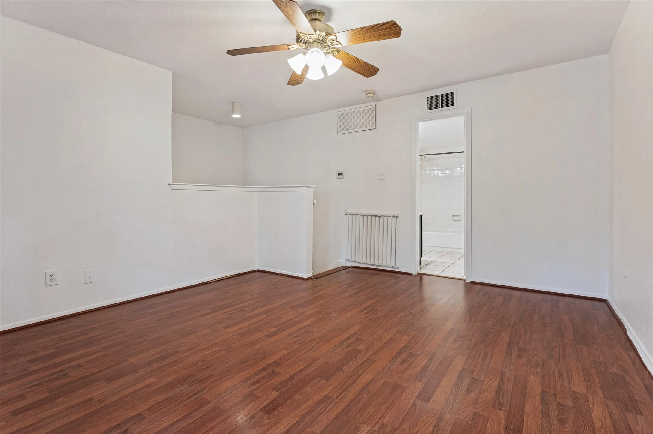 Condominium For Rent in Dallas County , 5550 SPRING VALLEY f22, Dallas, Texas 75254, 2 Bedroom, 2 Bathroom, Garage spaces, 1,012 Sqft, built in 1983, mls#21403030, Real Estate Agent in Dallas, Homes For Rent in Dallas county, Homes For Rent in Dallas, Realtor in Dallas Texas, Real Estate Brokerage Independent Realty Texas, Luminita Cordes Realtor
