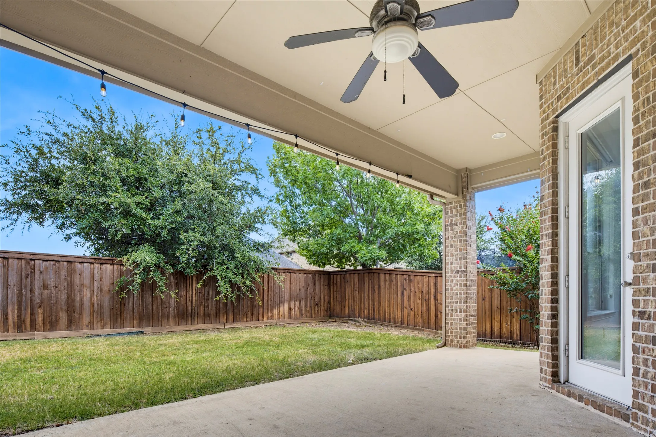 Covered patio with a ceiling fan, recessed lighting, and string lights