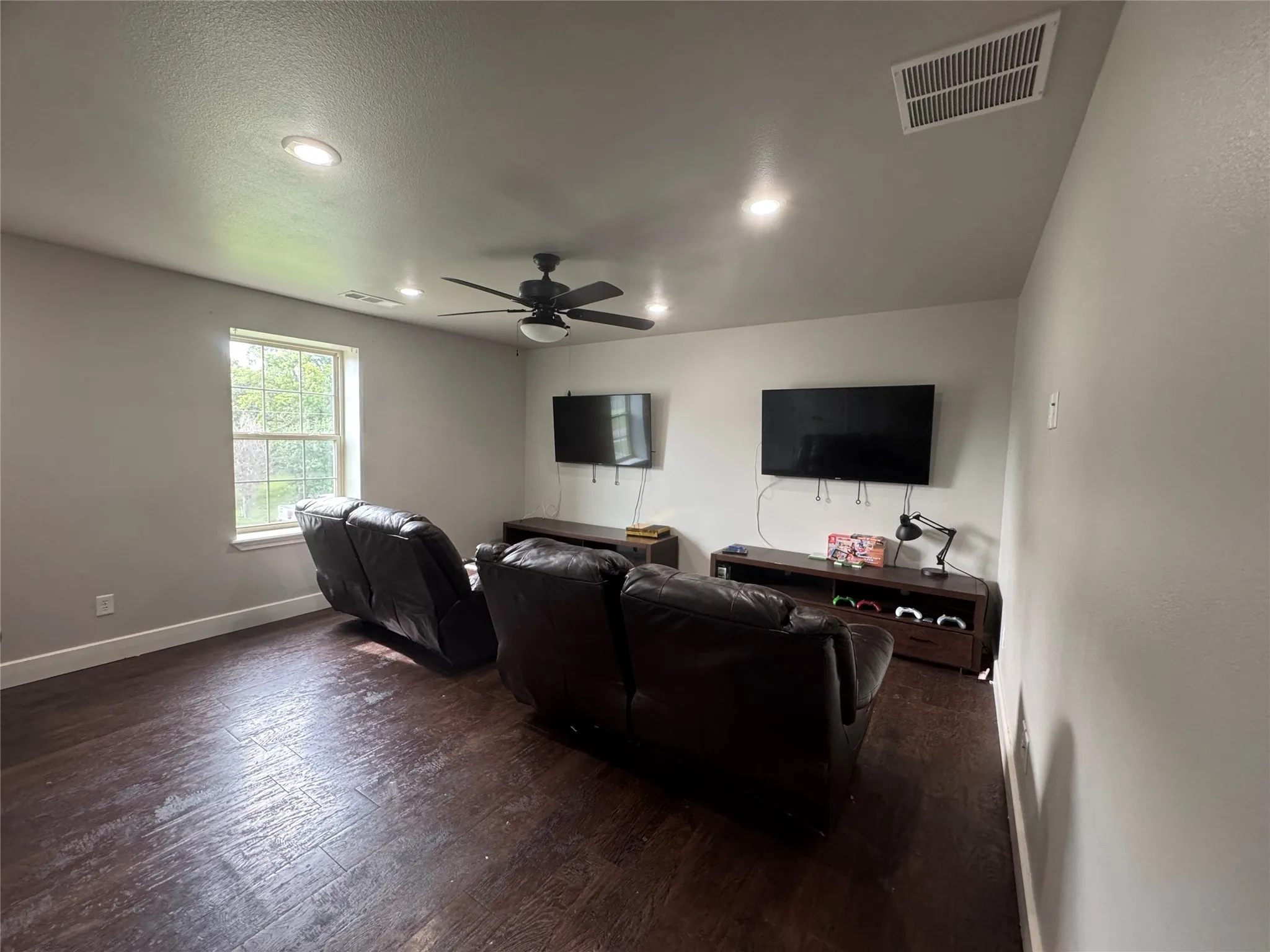 Single Family Residence For Rent in Rains County , 251 Rs County Road 3430, Emory, Texas 75440, 5 Bedroom, 5 Bathroom, 2 Garage spaces, 4,887 Sqft, built in 2015, mls#21403044, Real Estate Agent in Emory, Homes For Rent in Rains county, Homes For Rent in Emory, Realtor in Emory Texas, Real Estate Brokerage Independent Realty Texas, Luminita Cordes Realtor