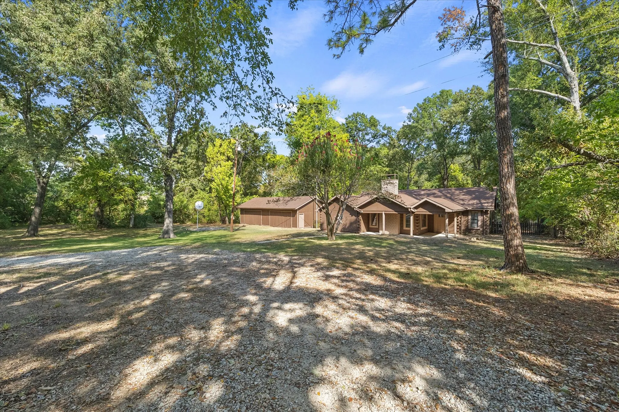 Single Family Residence For Sale in Van Zandt County , 1100 FM 859, Edgewood, Texas 75117, 3 Bedroom, 3 Bathroom, 4 Garage spaces, 1,990 Sqft, built in 1980, mls#21399181, Real Estate Agent in Edgewood, Homes For Sale in Van Zandt county, Homes For Sale in Edgewood, Realtor in Edgewood Texas, Real Estate Brokerage Independent Realty Texas, Luminita Cordes Realtor