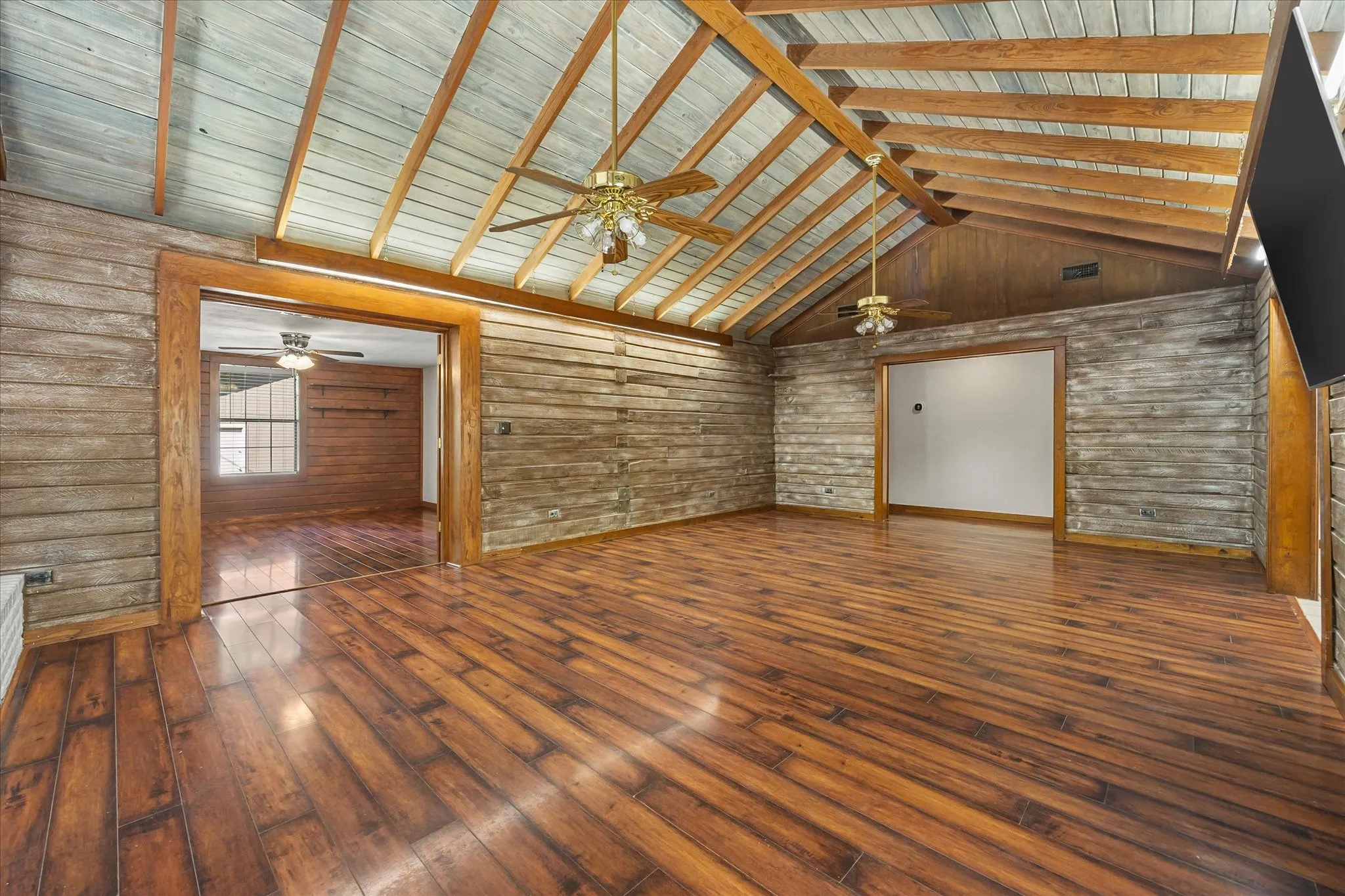 Single Family Residence For Sale in Van Zandt County , 1100 FM 859, Edgewood, Texas 75117, 3 Bedroom, 3 Bathroom, 4 Garage spaces, 1,990 Sqft, built in 1980, mls#21399181, Real Estate Agent in Edgewood, Homes For Sale in Van Zandt county, Homes For Sale in Edgewood, Realtor in Edgewood Texas, Real Estate Brokerage Independent Realty Texas, Luminita Cordes Realtor
