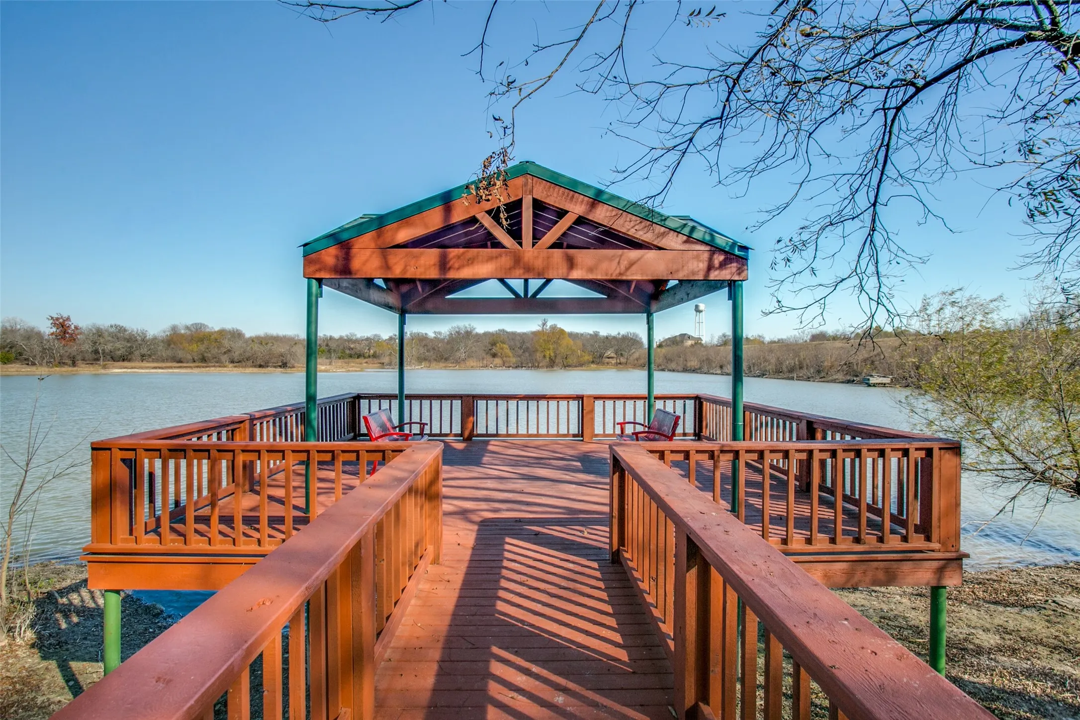Bring your fishing pole, kayak, canoe, paddleboard,... to the covered dock!