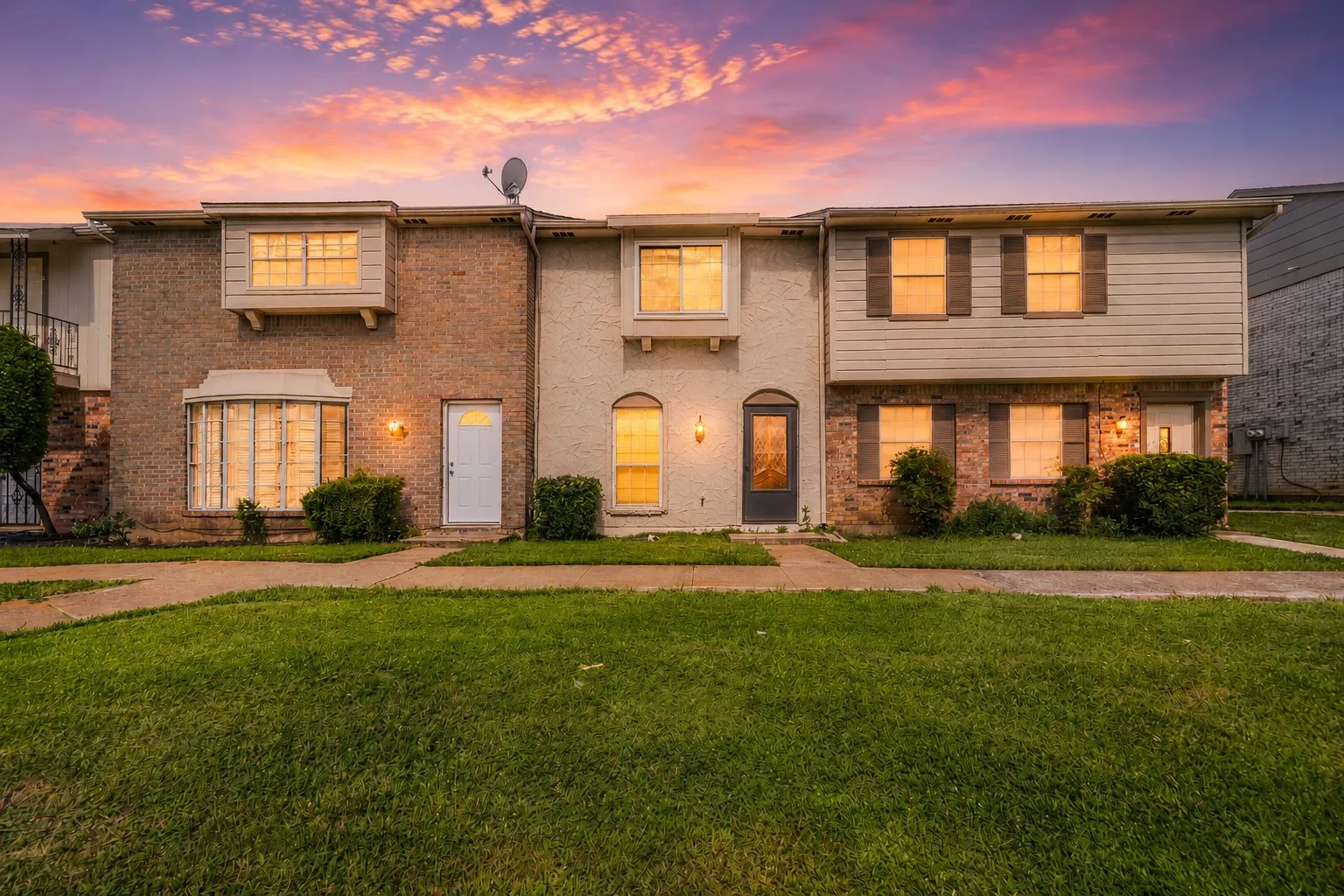 Townhouse For Rent in Dallas County , 36 W Creek Lane, Grand Prairie, Texas 75052, 2 Bedroom, 2 Bathroom, Garage spaces, 1,156 Sqft, built in 1971, mls#21403055, Real Estate Agent in Grand Prairie, Homes For Rent in Dallas county, Homes For Rent in Grand Prairie, Realtor in Grand Prairie Texas, Real Estate Brokerage Independent Realty Texas, Luminita Cordes Realtor