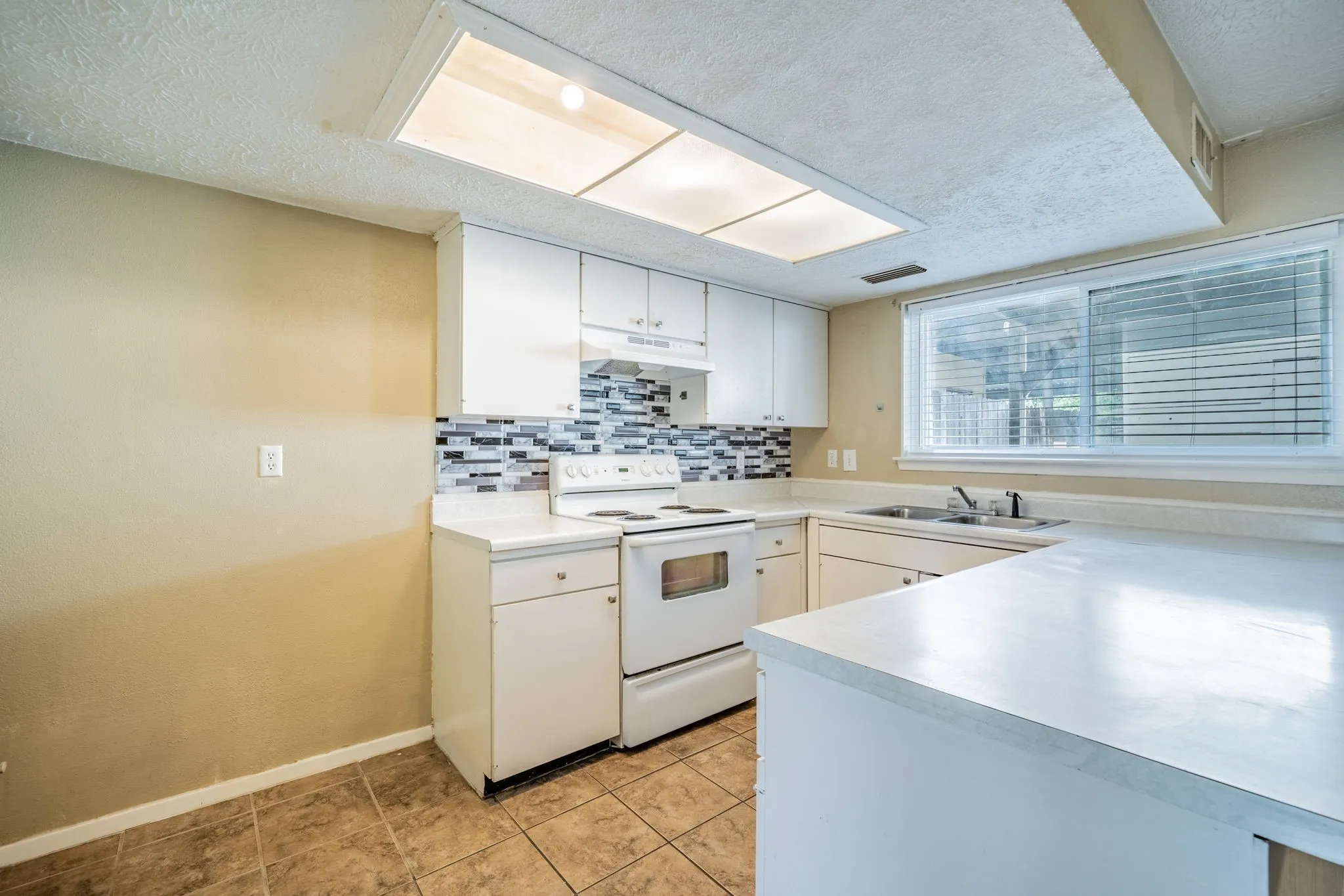Spacious kitchen with breakfast bar