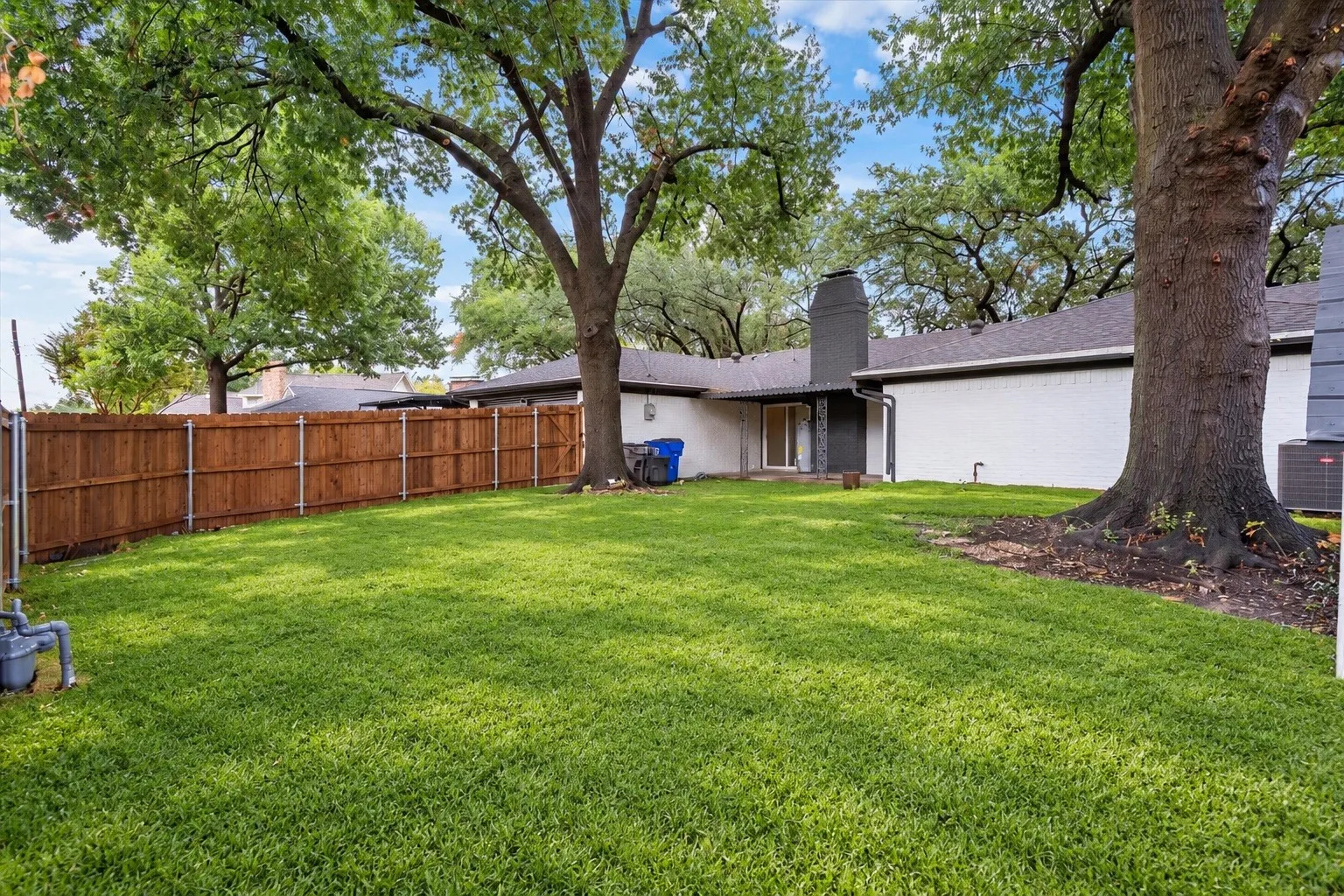 Single Family Residence For Sale in Dallas County , 3514 Chellen Drive, Farmers Branch, Texas 75234, 3 Bedroom, 2 Bathroom, 2 Garage spaces, 2,026 Sqft, built in 1967, mls#21401765, Real Estate Agent in Farmers Branch, Homes For Sale in Dallas county, Homes For Sale in Farmers Branch, Realtor in Farmers Branch Texas, Real Estate Brokerage Independent Realty Texas, Luminita Cordes Realtor