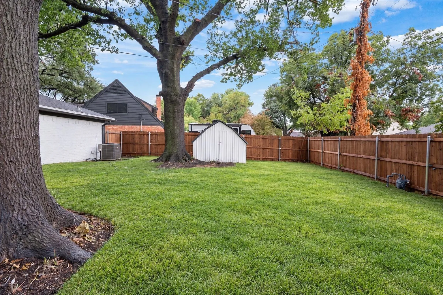 Single Family Residence For Sale in Dallas County , 3514 Chellen Drive, Farmers Branch, Texas 75234, 3 Bedroom, 2 Bathroom, 2 Garage spaces, 2,026 Sqft, built in 1967, mls#21401765, Real Estate Agent in Farmers Branch, Homes For Sale in Dallas county, Homes For Sale in Farmers Branch, Realtor in Farmers Branch Texas, Real Estate Brokerage Independent Realty Texas, Luminita Cordes Realtor