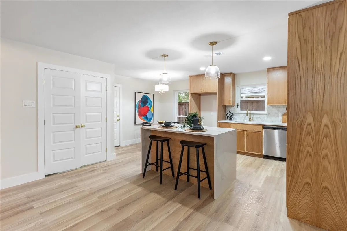Single Family Residence For Sale in Dallas County , 3514 Chellen Drive, Farmers Branch, Texas 75234, 3 Bedroom, 2 Bathroom, 2 Garage spaces, 2,026 Sqft, built in 1967, mls#21401765, Real Estate Agent in Farmers Branch, Homes For Sale in Dallas county, Homes For Sale in Farmers Branch, Realtor in Farmers Branch Texas, Real Estate Brokerage Independent Realty Texas, Luminita Cordes Realtor