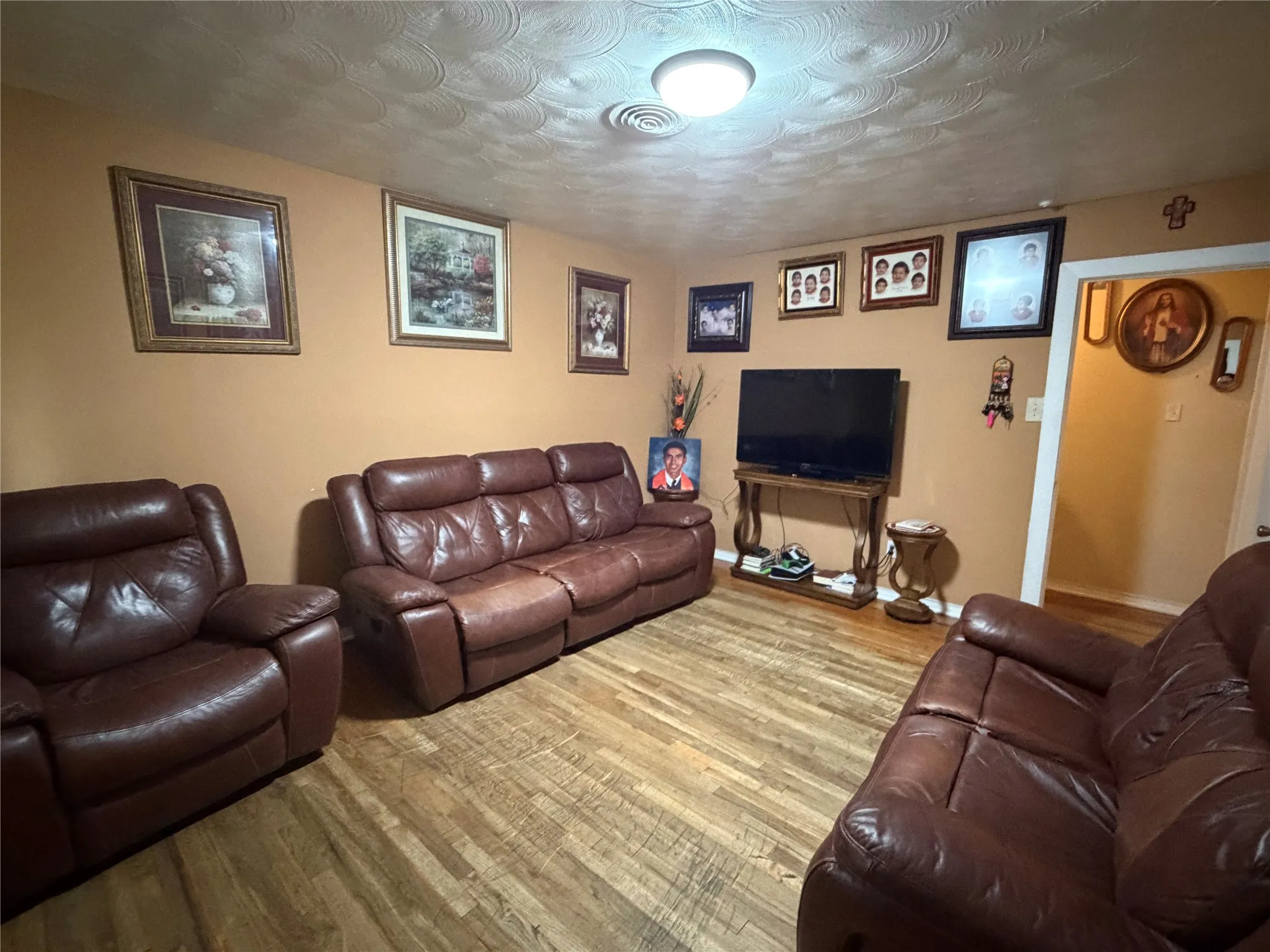 Single Family Residence For Sale in Dallas County , 8125 Shafter Drive, Dallas, Texas 75227, 3 Bedroom, 2 Bathroom, 2 Garage spaces, 1,306 Sqft, built in 1960, mls#21403064, Real Estate Agent in Dallas, Homes For Sale in Dallas county, Homes For Sale in Dallas, Realtor in Dallas Texas, Real Estate Brokerage Independent Realty Texas, Luminita Cordes Realtor