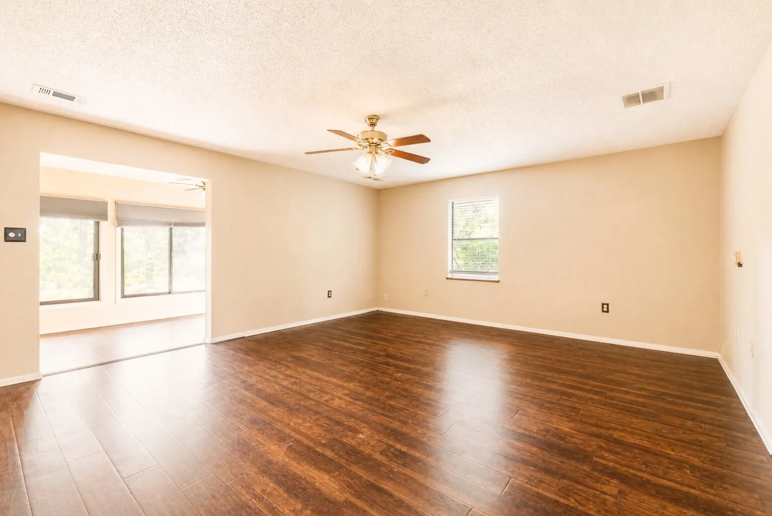 Single Family Residence For Rent in Tarrant County , 7425 US 287 Highway, Arlington, Texas 76001, 3 Bedroom, 3 Bathroom, 2 Garage spaces, 2,450 Sqft, built in 1976, mls#21403066, Real Estate Agent in Arlington, Homes For Rent in Tarrant county, Homes For Rent in Arlington, Realtor in Arlington Texas, Real Estate Brokerage Independent Realty Texas, Luminita Cordes Realtor