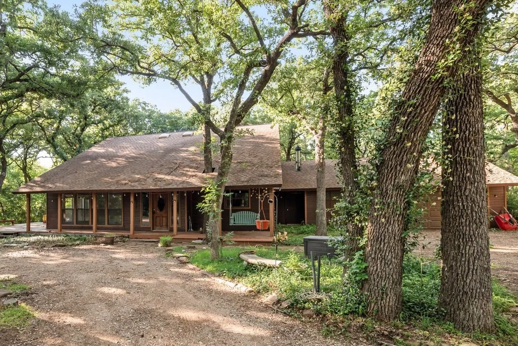 Single Family Residence For Rent in Tarrant County , 7425 US 287 Highway, Arlington, Texas 76001, 3 Bedroom, 3 Bathroom, 2 Garage spaces, 2,450 Sqft, built in 1976, mls#21403066, Real Estate Agent in Arlington, Homes For Rent in Tarrant county, Homes For Rent in Arlington, Realtor in Arlington Texas, Real Estate Brokerage Independent Realty Texas, Luminita Cordes Realtor