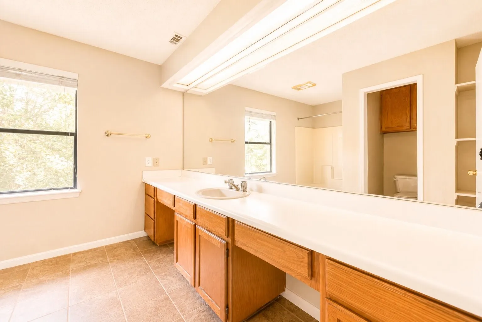 Single Family Residence For Rent in Tarrant County , 7425 US 287 Highway, Arlington, Texas 76001, 3 Bedroom, 3 Bathroom, 2 Garage spaces, 2,450 Sqft, built in 1976, mls#21403066, Real Estate Agent in Arlington, Homes For Rent in Tarrant county, Homes For Rent in Arlington, Realtor in Arlington Texas, Real Estate Brokerage Independent Realty Texas, Luminita Cordes Realtor