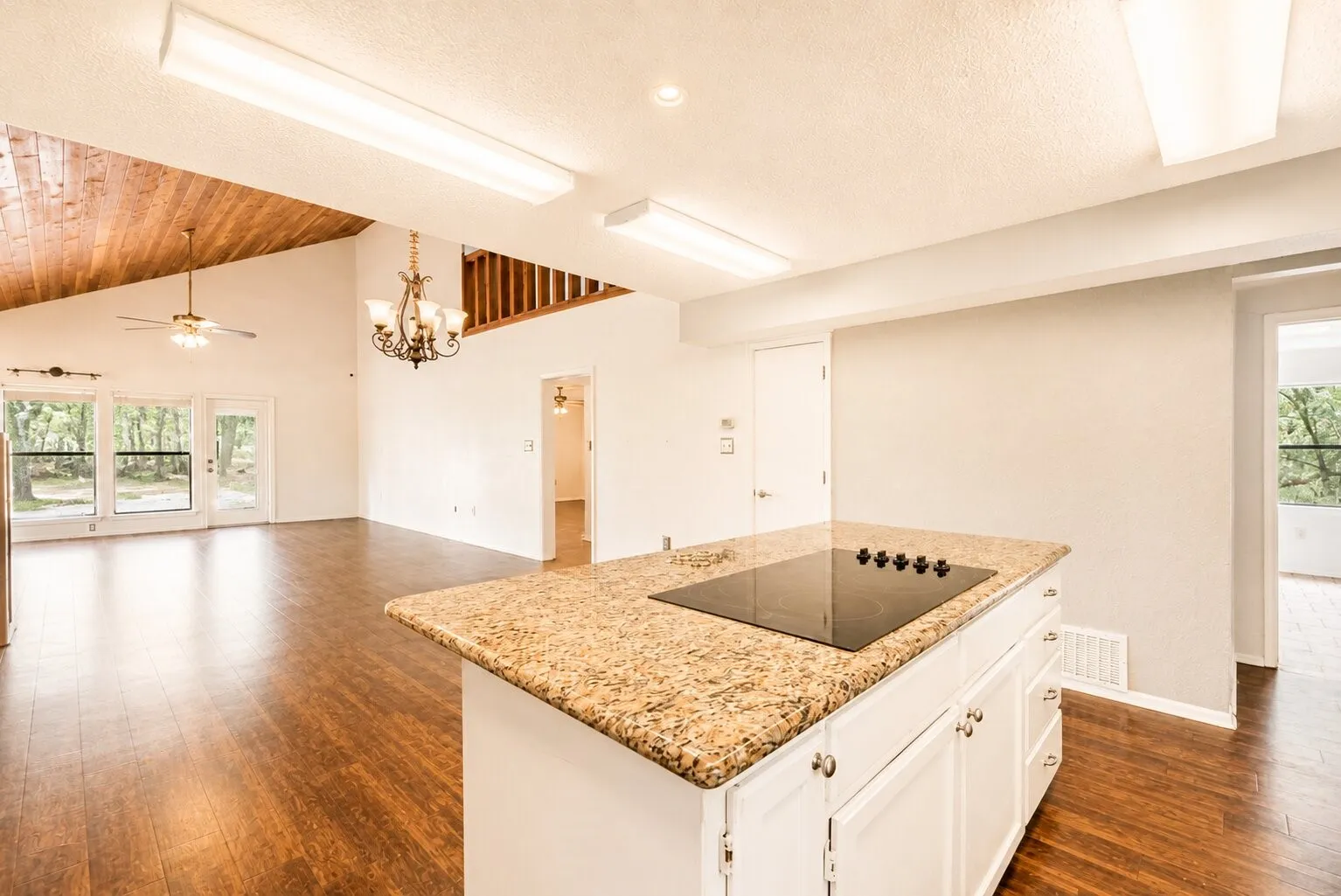 Single Family Residence For Rent in Tarrant County , 7425 US 287 Highway, Arlington, Texas 76001, 3 Bedroom, 3 Bathroom, 2 Garage spaces, 2,450 Sqft, built in 1976, mls#21403066, Real Estate Agent in Arlington, Homes For Rent in Tarrant county, Homes For Rent in Arlington, Realtor in Arlington Texas, Real Estate Brokerage Independent Realty Texas, Luminita Cordes Realtor