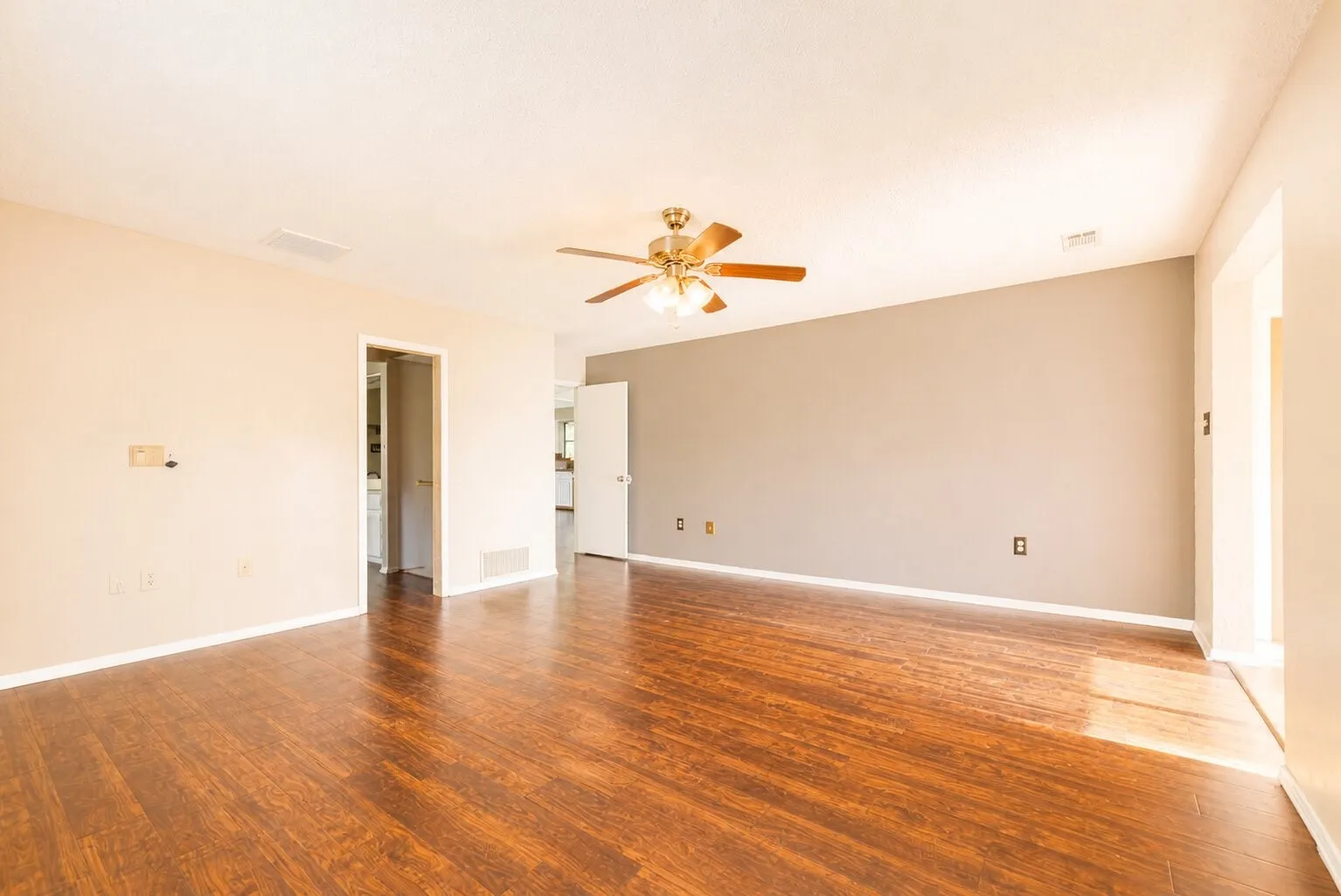 Single Family Residence For Rent in Tarrant County , 7425 US 287 Highway, Arlington, Texas 76001, 3 Bedroom, 3 Bathroom, 2 Garage spaces, 2,450 Sqft, built in 1976, mls#21403066, Real Estate Agent in Arlington, Homes For Rent in Tarrant county, Homes For Rent in Arlington, Realtor in Arlington Texas, Real Estate Brokerage Independent Realty Texas, Luminita Cordes Realtor