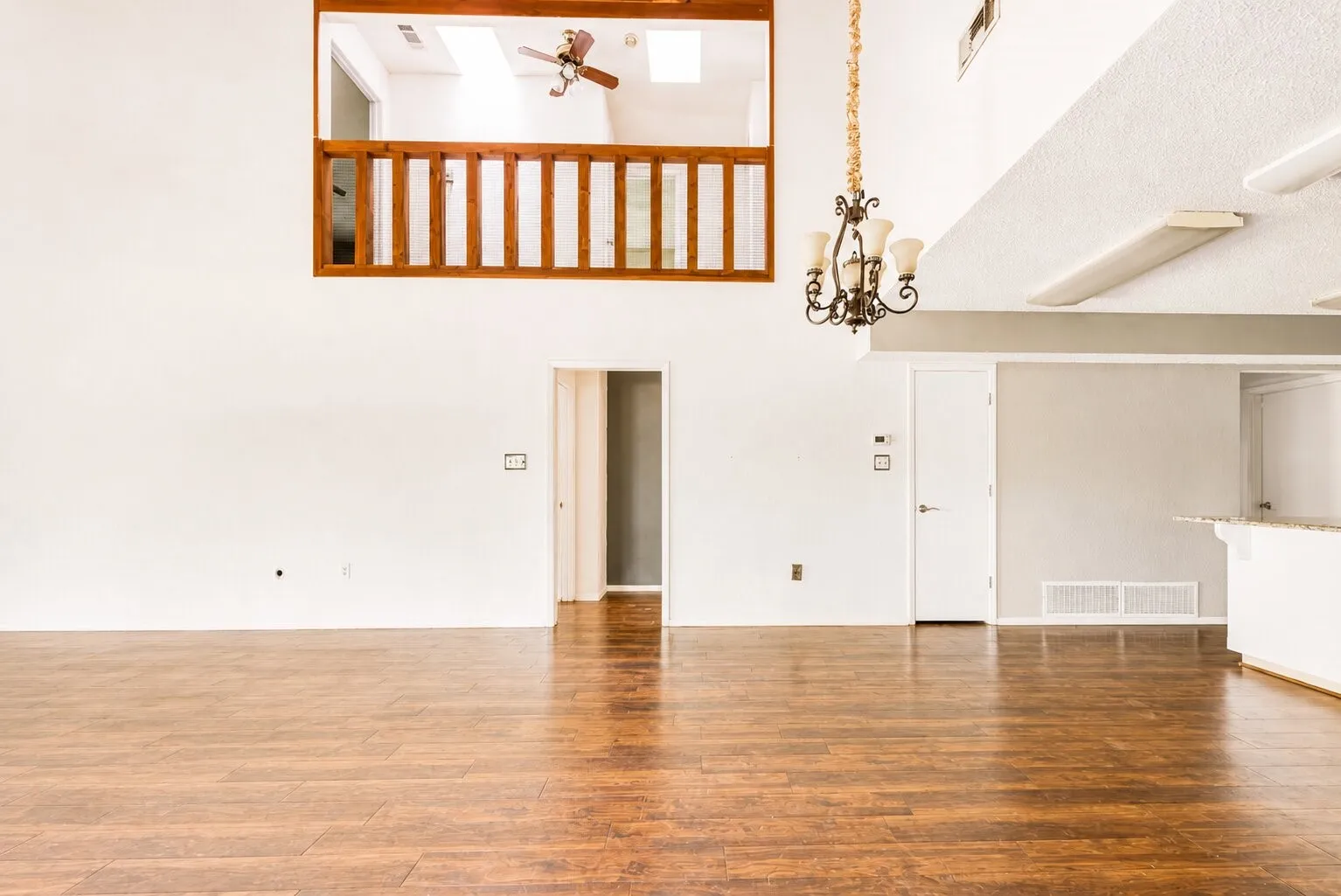 Single Family Residence For Rent in Tarrant County , 7425 US 287 Highway, Arlington, Texas 76001, 3 Bedroom, 3 Bathroom, 2 Garage spaces, 2,450 Sqft, built in 1976, mls#21403066, Real Estate Agent in Arlington, Homes For Rent in Tarrant county, Homes For Rent in Arlington, Realtor in Arlington Texas, Real Estate Brokerage Independent Realty Texas, Luminita Cordes Realtor